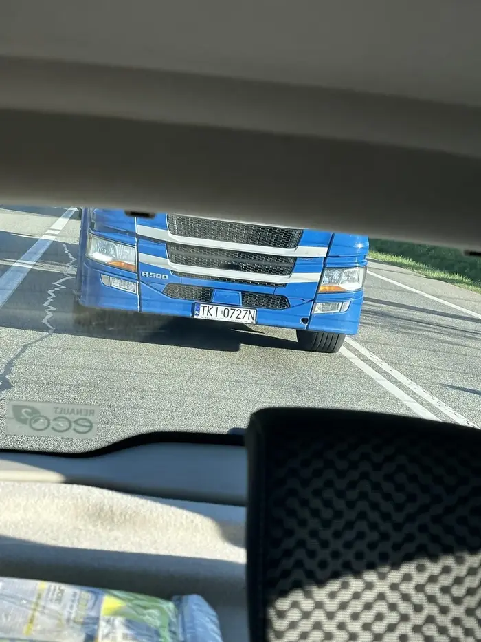 Kierowcy jadącemu dnia 22.04.25, jadącym DK74 po godzinie 17 należy zabrać prawo jazdy. Notoryczne używanie klaksonu w korku, poganianie długimi, próba wymijania na podwójnej ciągłej, pod górkę. Nie zliczę obelg i wymachiwania rękami za kierownicą. Pracodawcy polecam skierowanie tego cwaniaka na ponowne badania bo jeśli ta kreatura jest kierowcą zawodowym - to tylko kwestia czasu aż komuś stanie się krzywda na drodze. Życzę abyś stracił uprawnienia, bo chyba jeszcze świąteczna popijawa Ci chłopie nie zeszła.