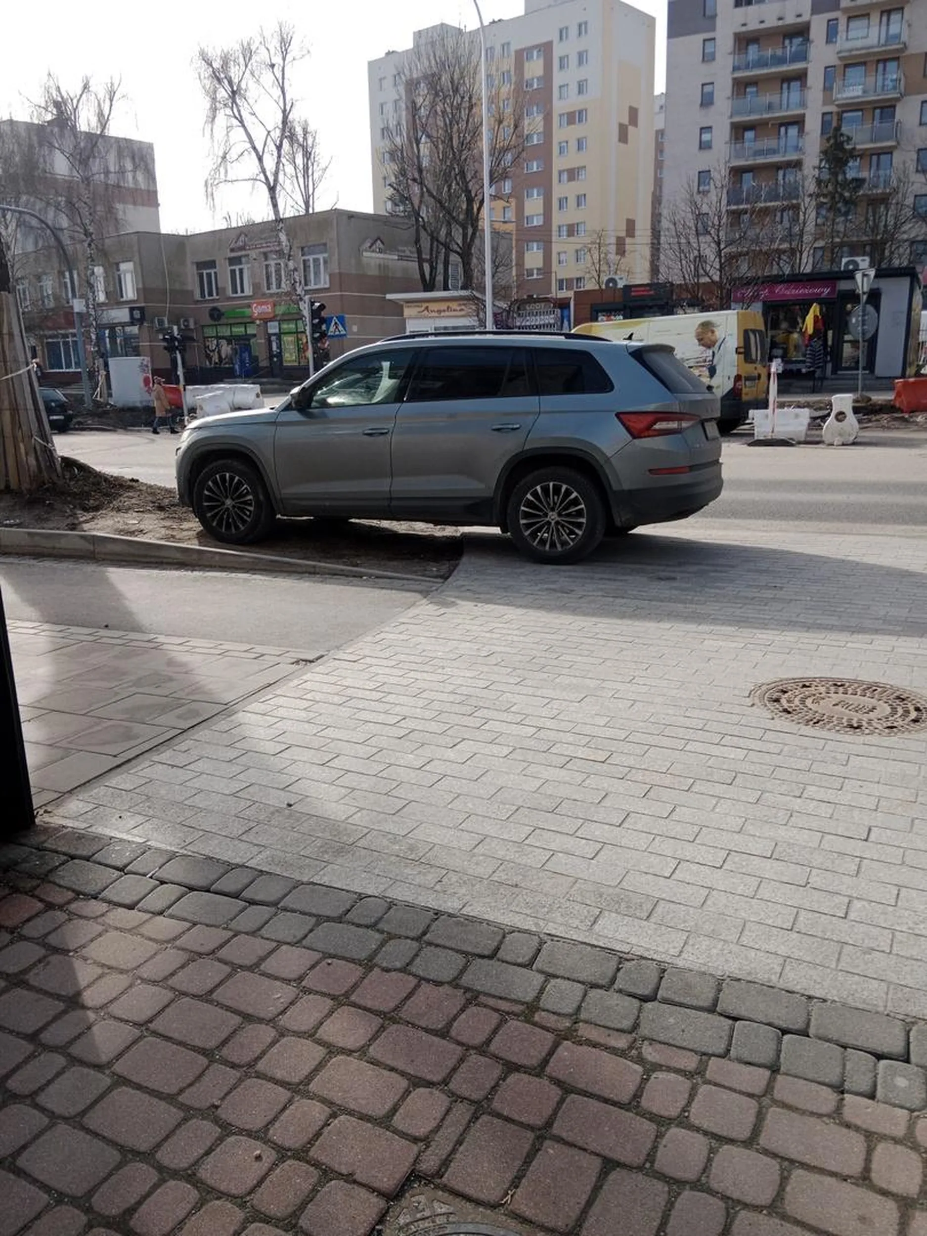 Pan zaparkował najpierw centralnie na wjeździe na posesję po zwróceniu uwagi oczywiście teksty typu że po skosie sobie można wjechać. Wkoncu przejechał dalej zostawiając auto na pasie zieleni. Obok jest duży ogólnodostępny parking jak i miejsca parkingowe przy ulicy. Ale przecież lepiej stanąć na środku. Bo inni użytkownicy drodzy przelecą sobie auto bo Panu się nie chce przejechać na parking z którego do sklepu miałby defakto bliżej niż z chodnika.