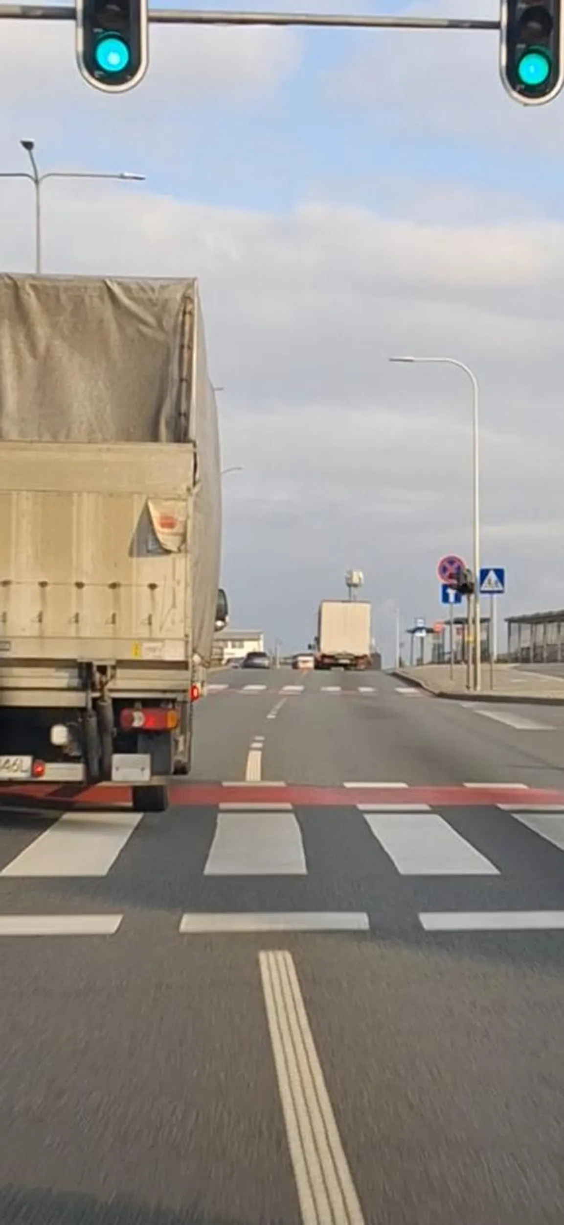 I tak będzie się  slimaczyl  i blokowal ten lewy pas