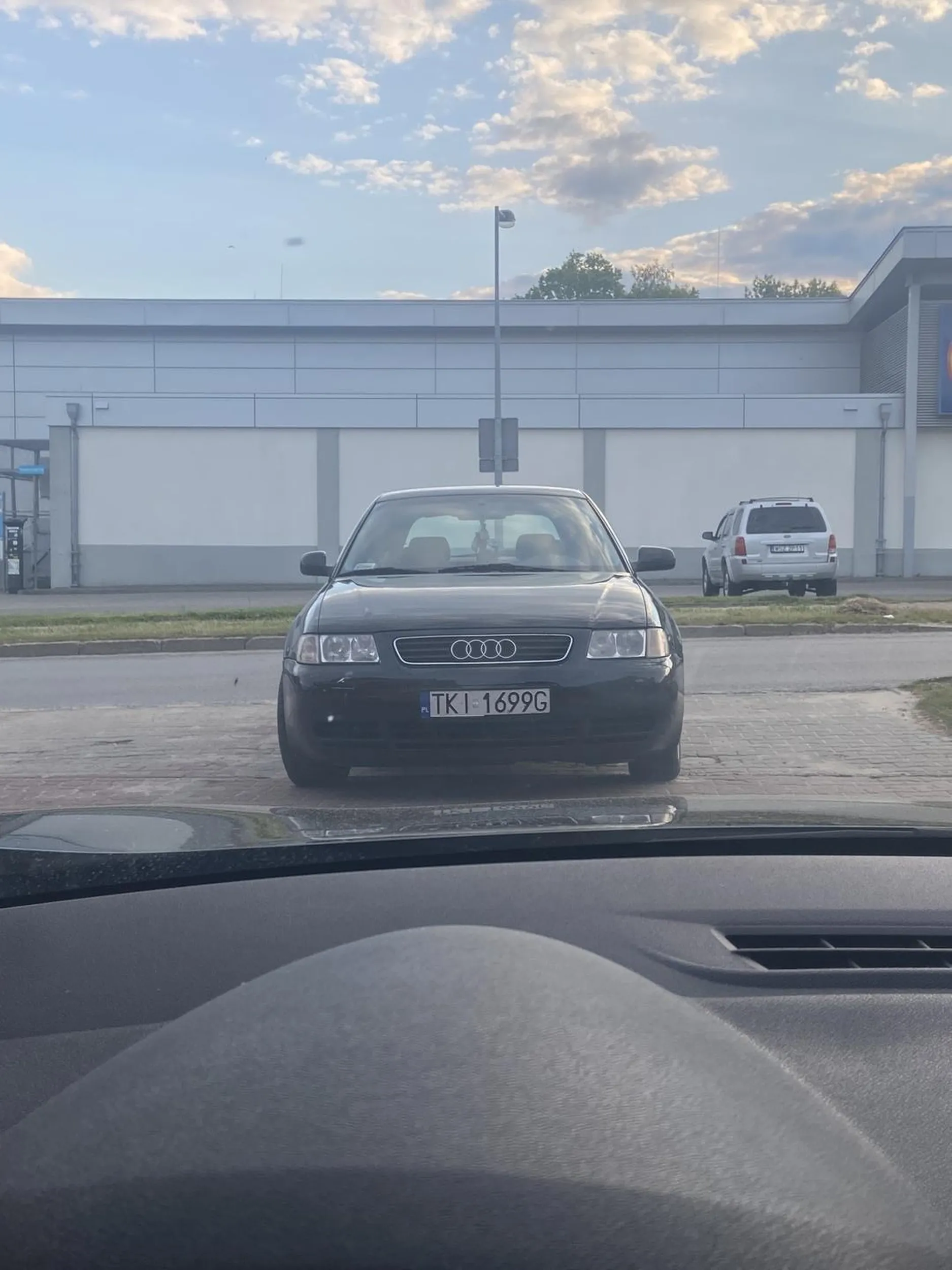 chłop przyjechał jednym samochodem zastawić wjazd, podjechał drugim i normalnie rozmowe prowadzi jak gdyby nigdy nicxd