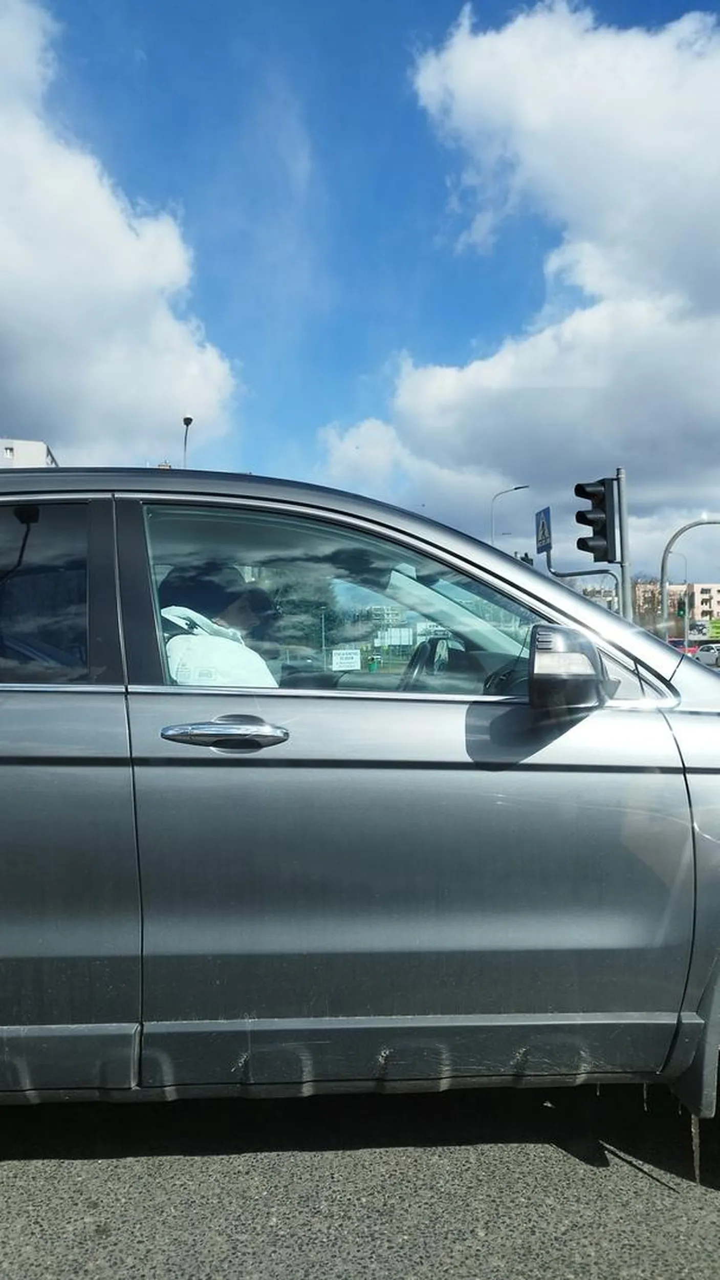 Dziadek wysiada z samochodu i blokuje ruch na drodze