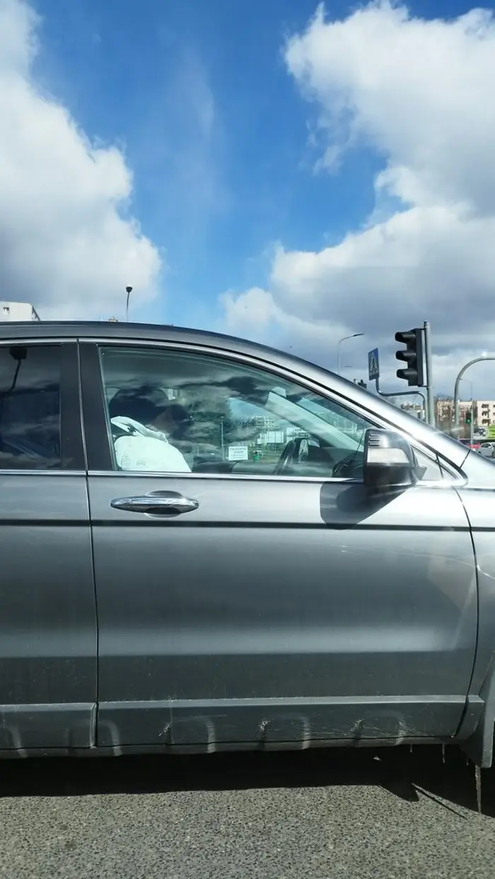 Dziadek wysiada z samochodu i blokuje ruch na drodze