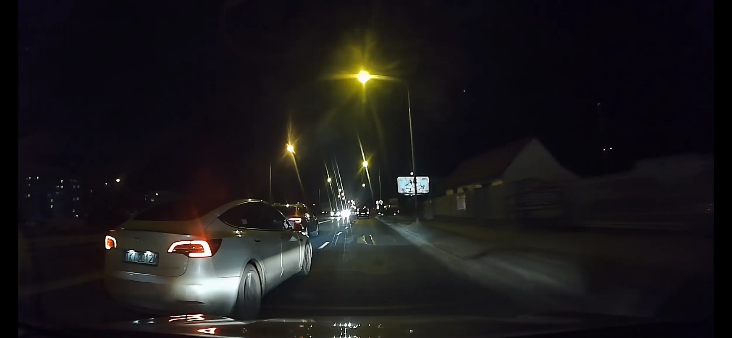 Nie pozdrawiam, nie mogę nazwać tego człowiekiem, tylko cwaniaczkiem ze świętokrzyskiego, mam nadzieję ze zapierdalając przez Radom zajedziesz tym złomem na ładowarkę maksymalnie, bo widzę że się czujesz bezkarnie swoim autem. Jak coś to z twojej idiotycznej jazdy nagranie jest zapisane, a fotkę z niego wrzucę tutaj.