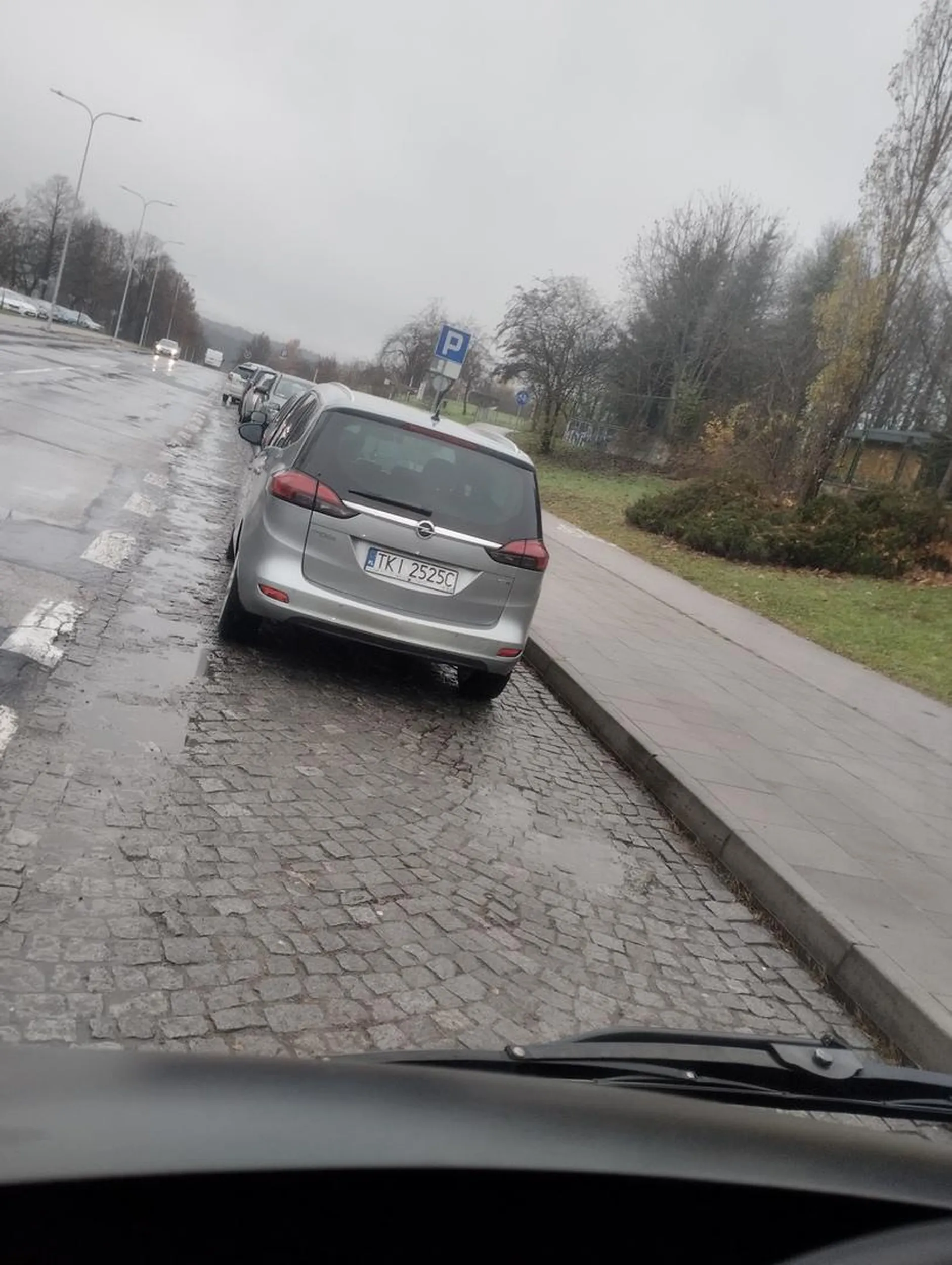 Widzisz gdzie się parking zaczyna? To nie parkuj gamoniu na przystanku
