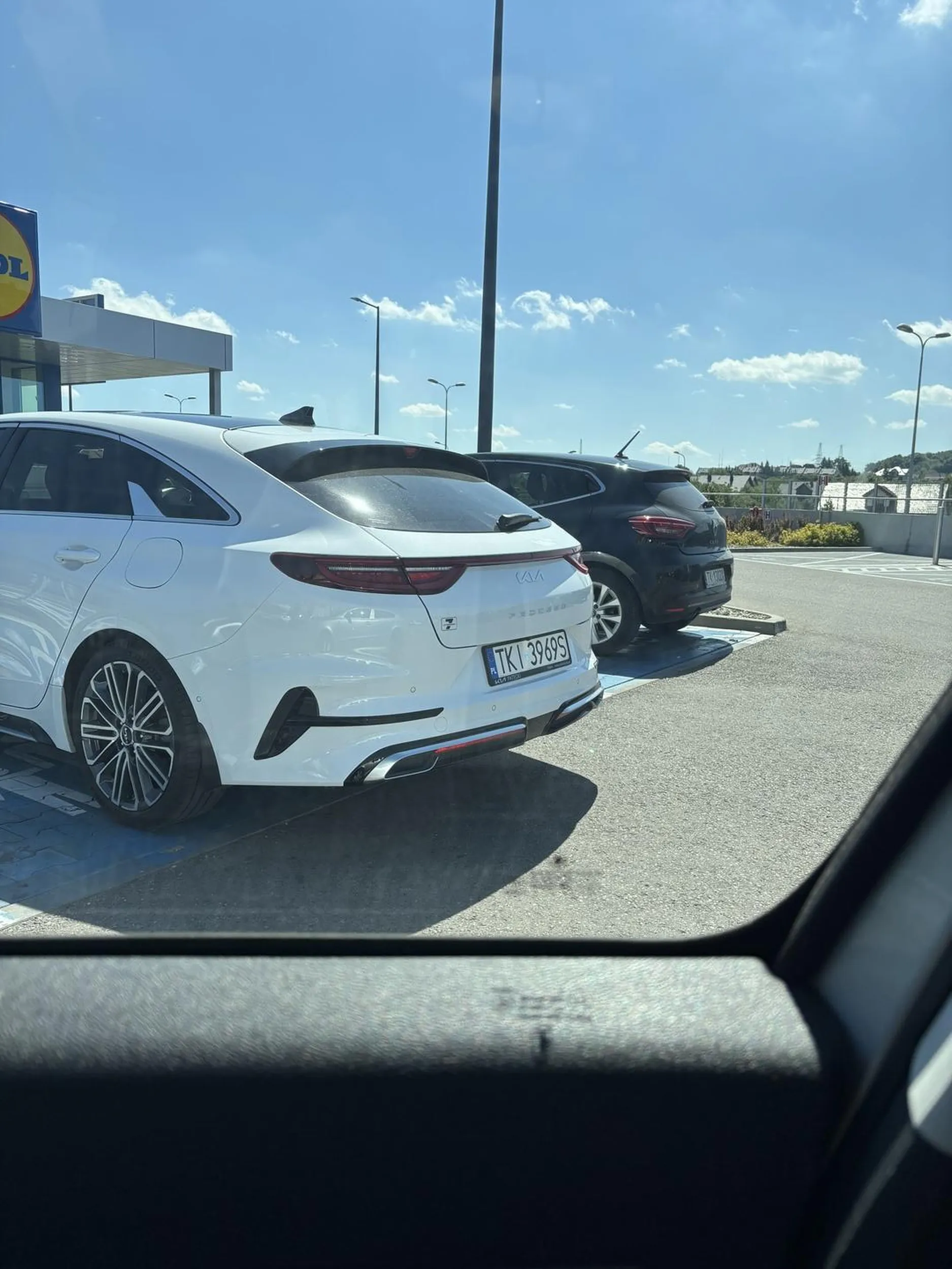 Państwo wiesniactwo parkuje na miejscu dla rodzin i kłamie że dzieci czekają z tyłu samochodu. Wstyd