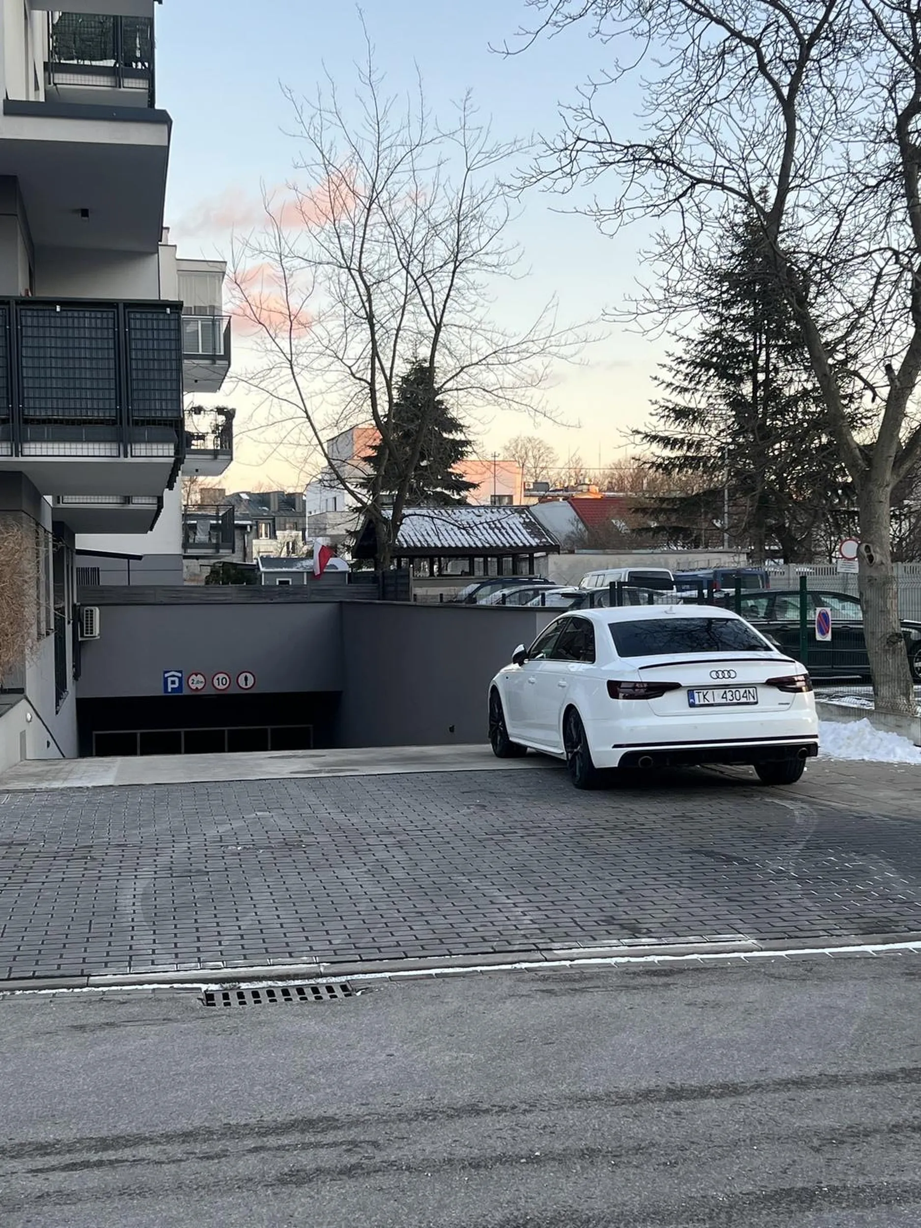 Pajac staje na wjeździe do bramy i na całej szerokości chodnika