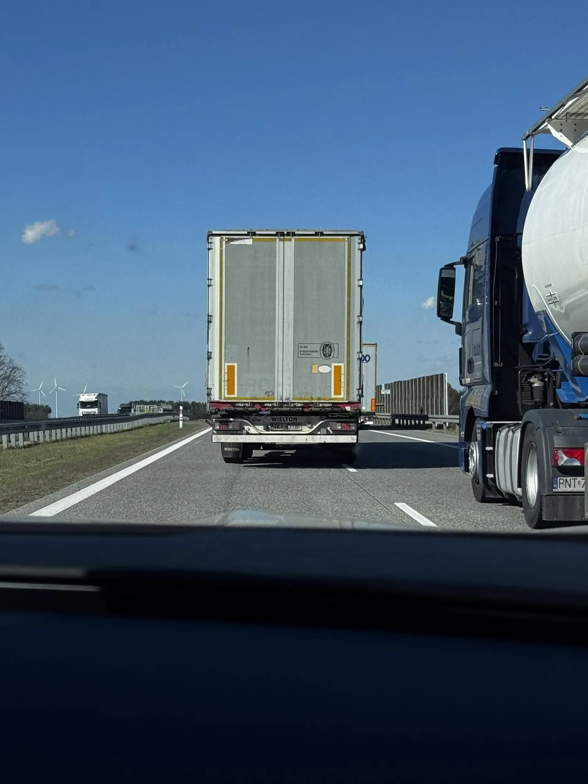 Potencjalny morderca wyprzedający torem i jednocześnie używający telefonu