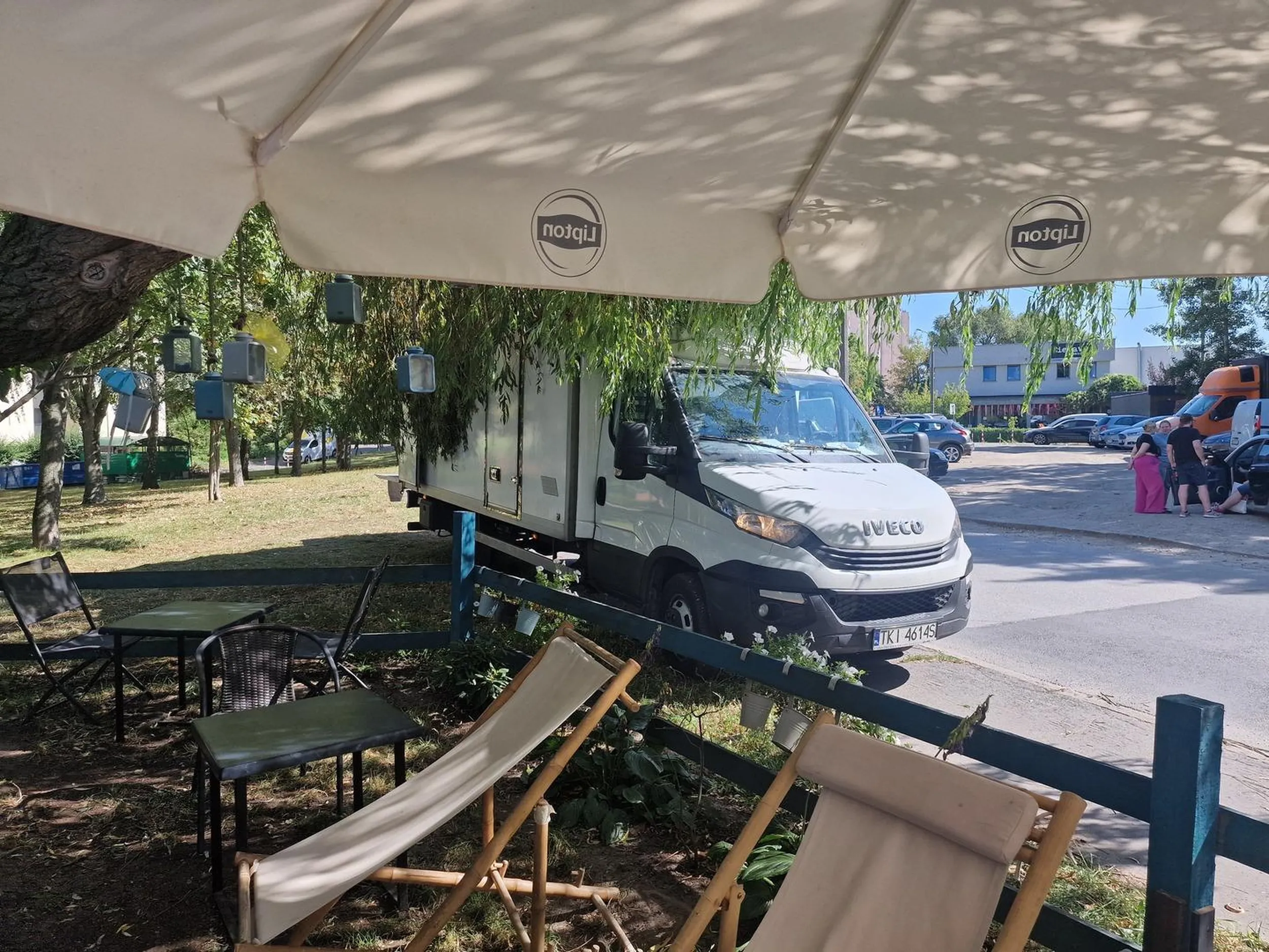 Kierowca niszczy drzewo parkując na trawniku i chodniku uniemożliwiając przejście.  Zapewne drzewo było tak niszczone wielokrotnie.