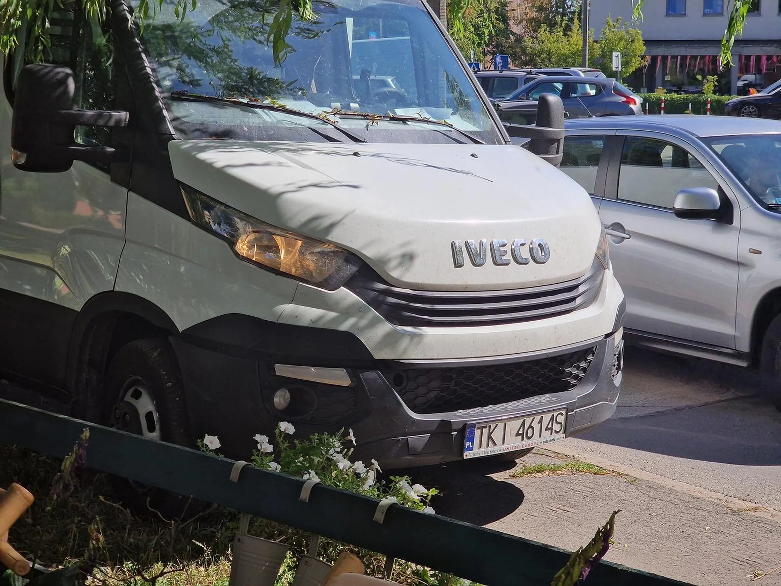 Kierowca niszczy drzewo parkując na trawniku i chodniku uniemożliwiając przejście.  Zapewne drzewo było tak niszczone wielokrotnie.