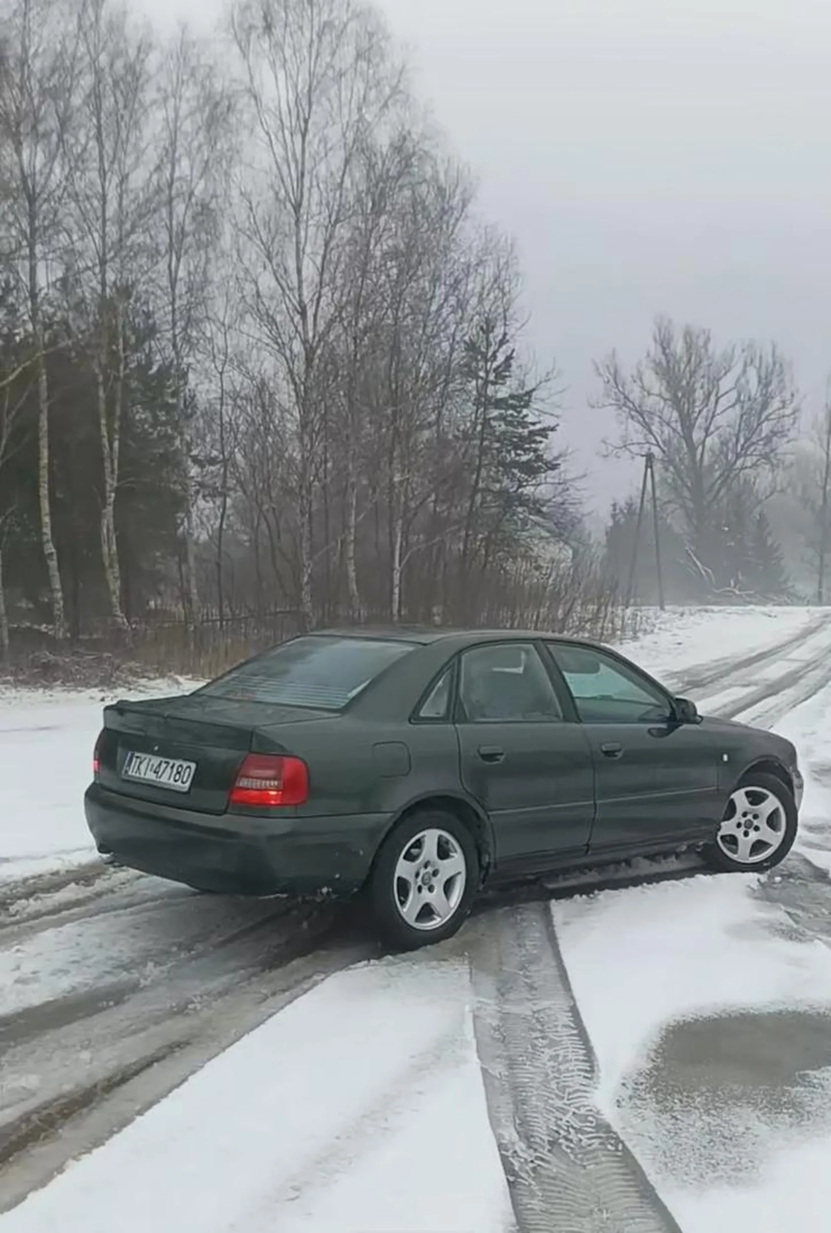 Nie wiem kto dał tej Pani prawo jazdy. Nie zapina pasów, nie używa świateł, nie patrzy jak jedzie nawet nie wie kto kiedy ma pierwszeństwo.
