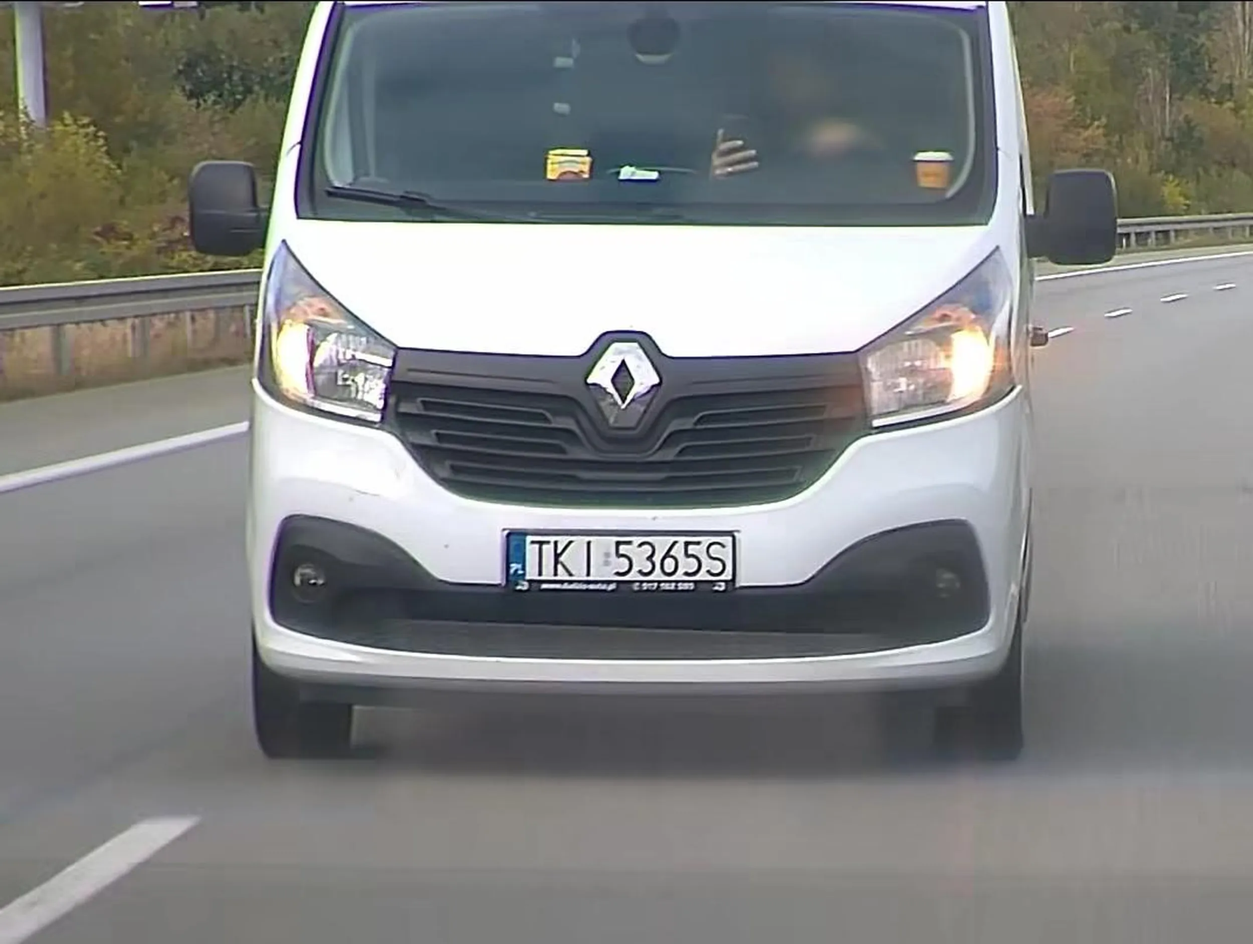 Korzystanie z telefonu podczas prowadzenia auta na autostradzie nie jest zbyt rozsądne... https://www.facebook.com/share/v/1CpZ5gtbFZ/