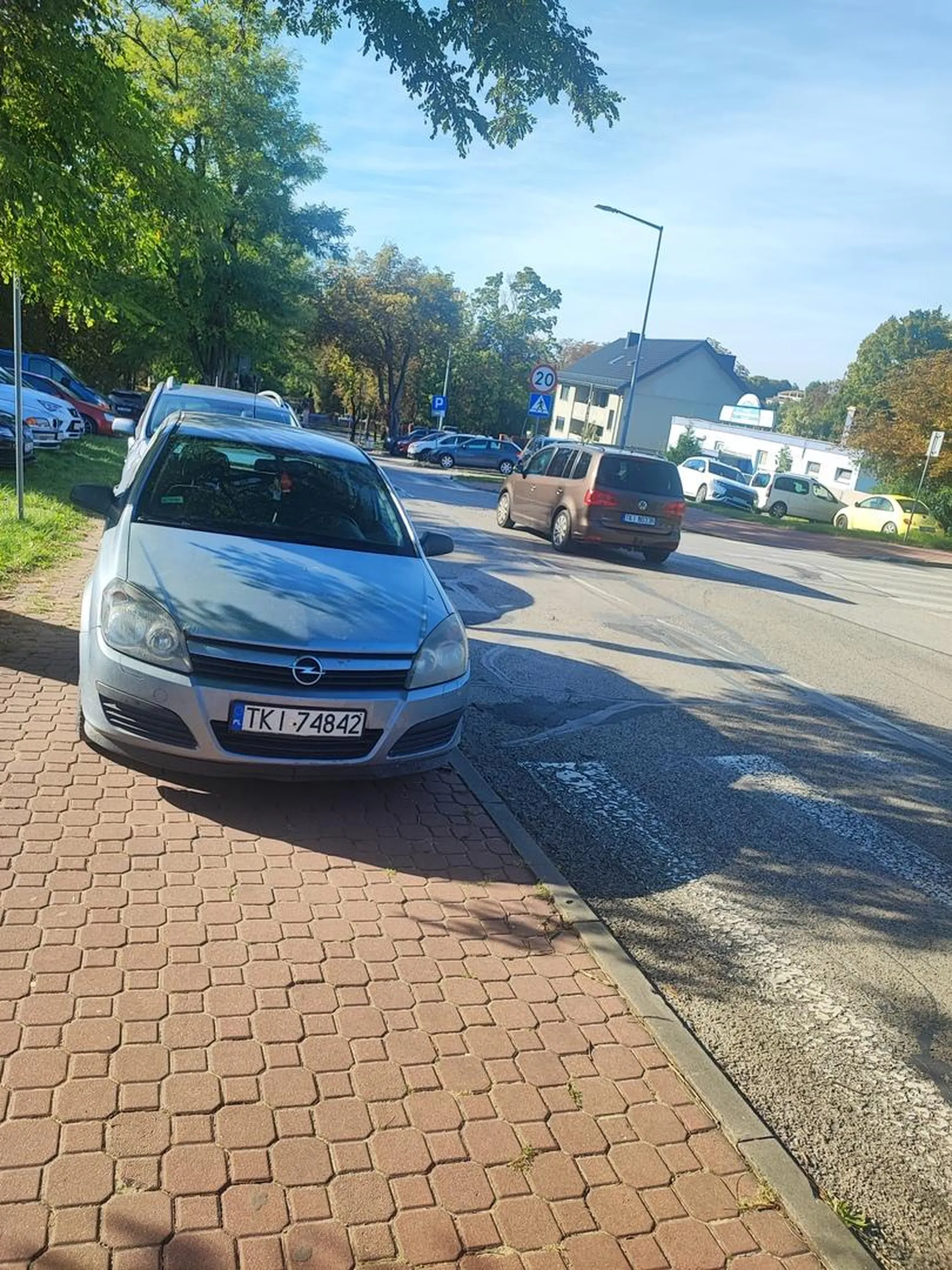 Zastawiony cały chodnik tuż przed przejściem dla pieszych