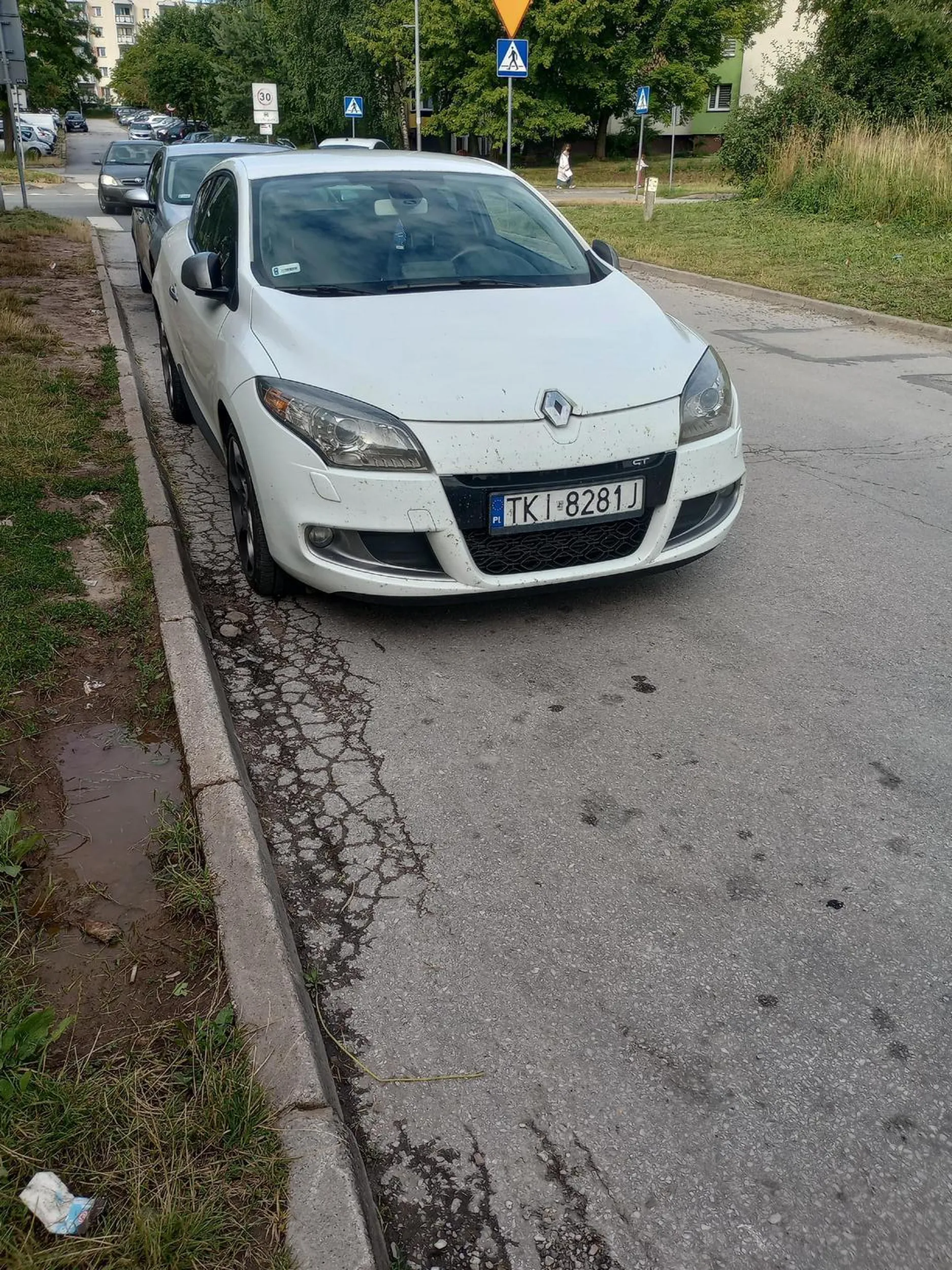 Pan ma w poważaniu znak zakazu zatrzymywania i postoju. Po zwróceniu uwagi Pan bezczelnie odpowiada żeby zaczekać/poczekać bo on teraz nie miał gdzie zaparkować. Zaparkował na osiedlowej ulicy blokując jeden pas tak że tył auta wystawał na przejście dla pieszych. Po kilku minutach przejechał kilka metrów do przodu(zdjęcie).