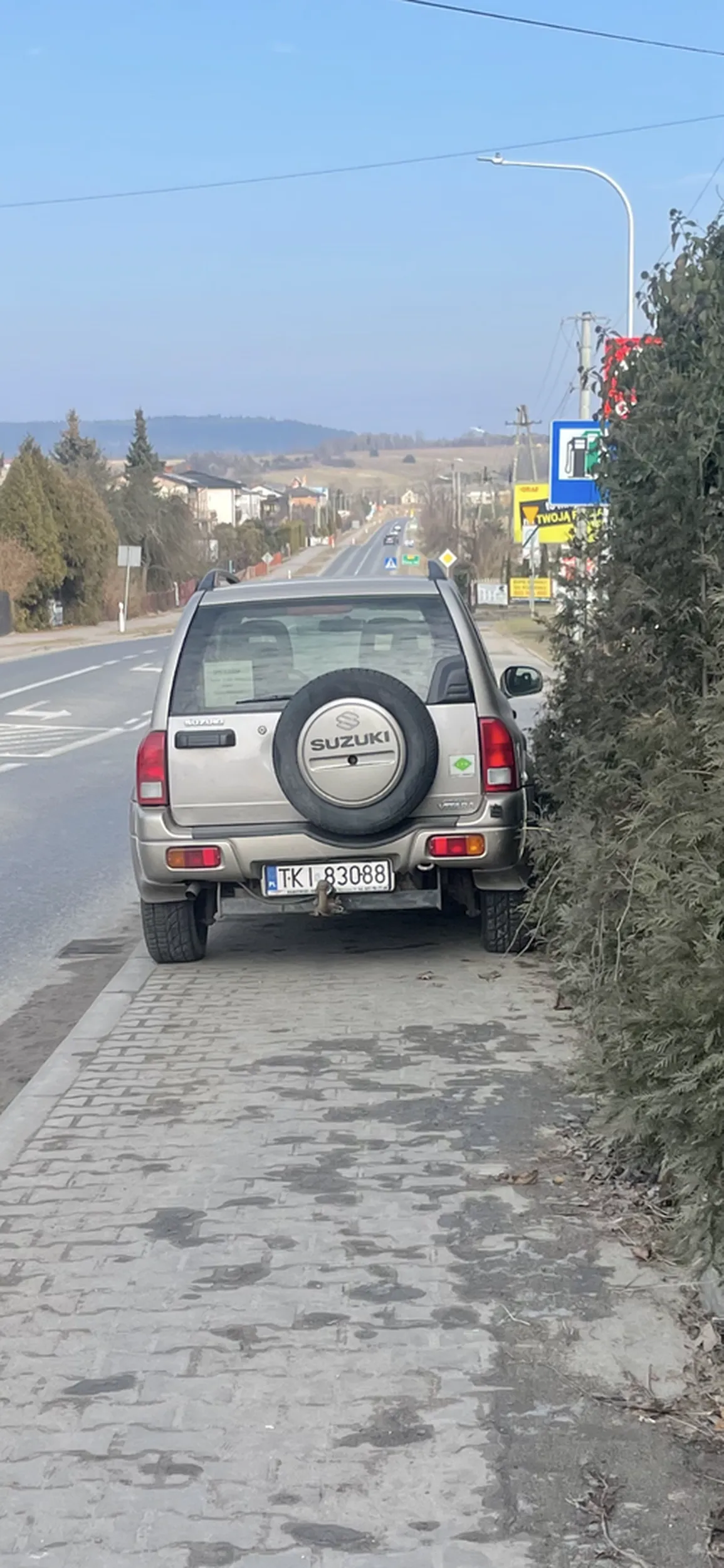 Kierowca parkuje na chodniku przy dość ruchliwej ulicy skutecznie uniemożliwiając przejście pieszym… dramat