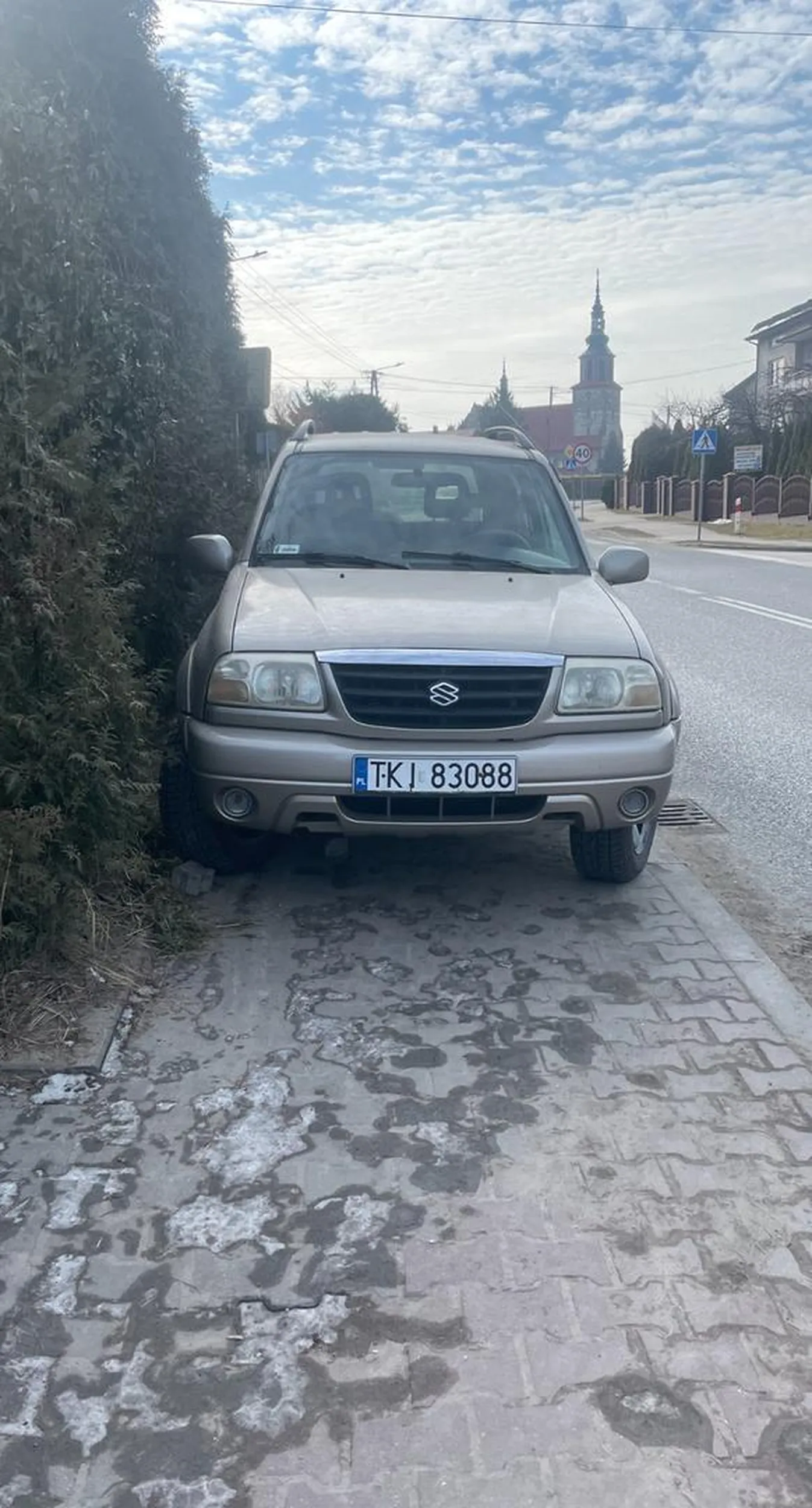 Kierowca parkuje na chodniku przy dość ruchliwej ulicy skutecznie uniemożliwiając przejście pieszym… dramat