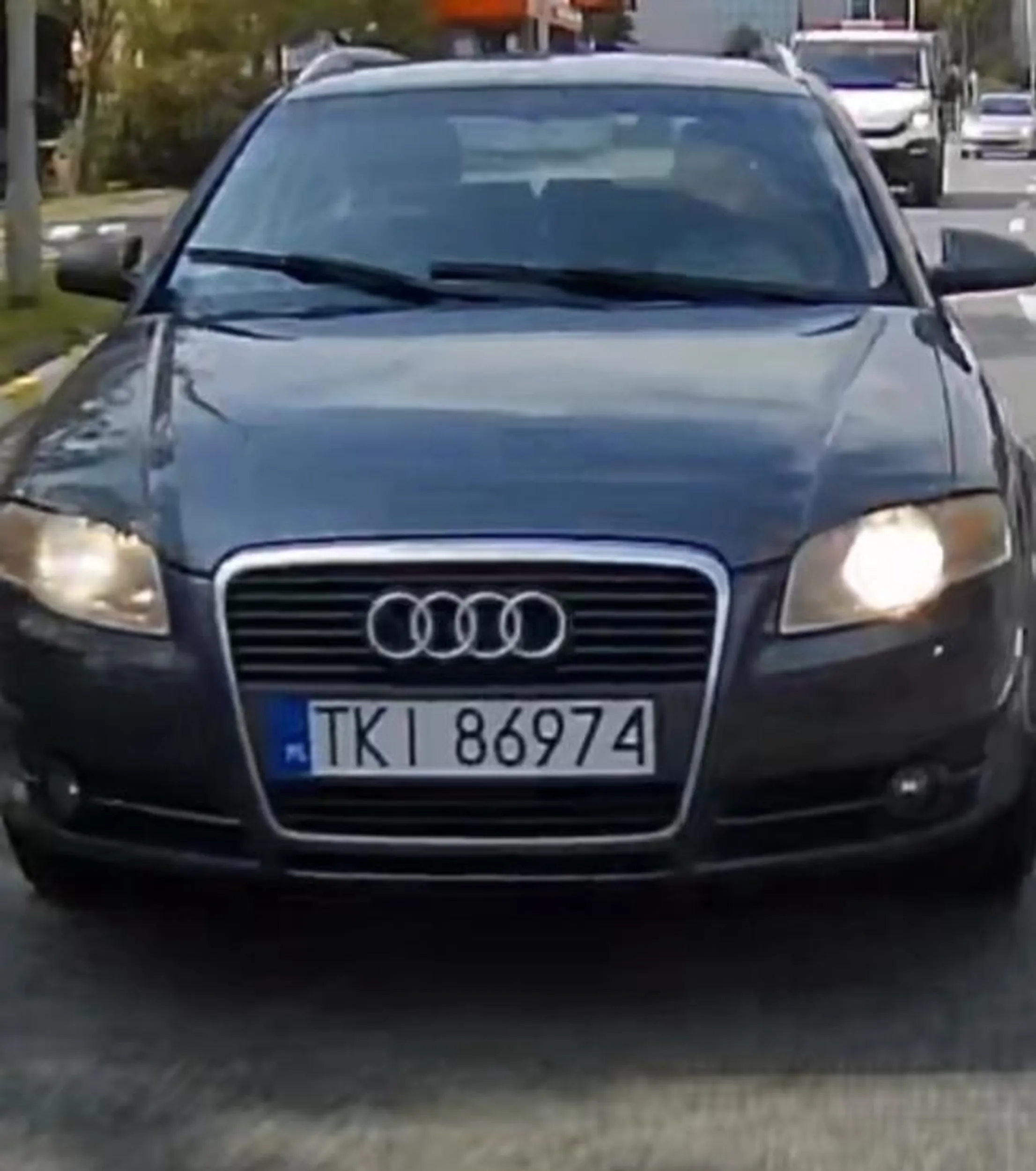 Człowiek szaleje na drodze jadąc z dużą prędkością a potem klnie jak ktoś zmieni pas i pcha sie na drodze na trzeciego. Człowieku więcej tolerancji na drodze i zachowaj odpowiednią predkosc