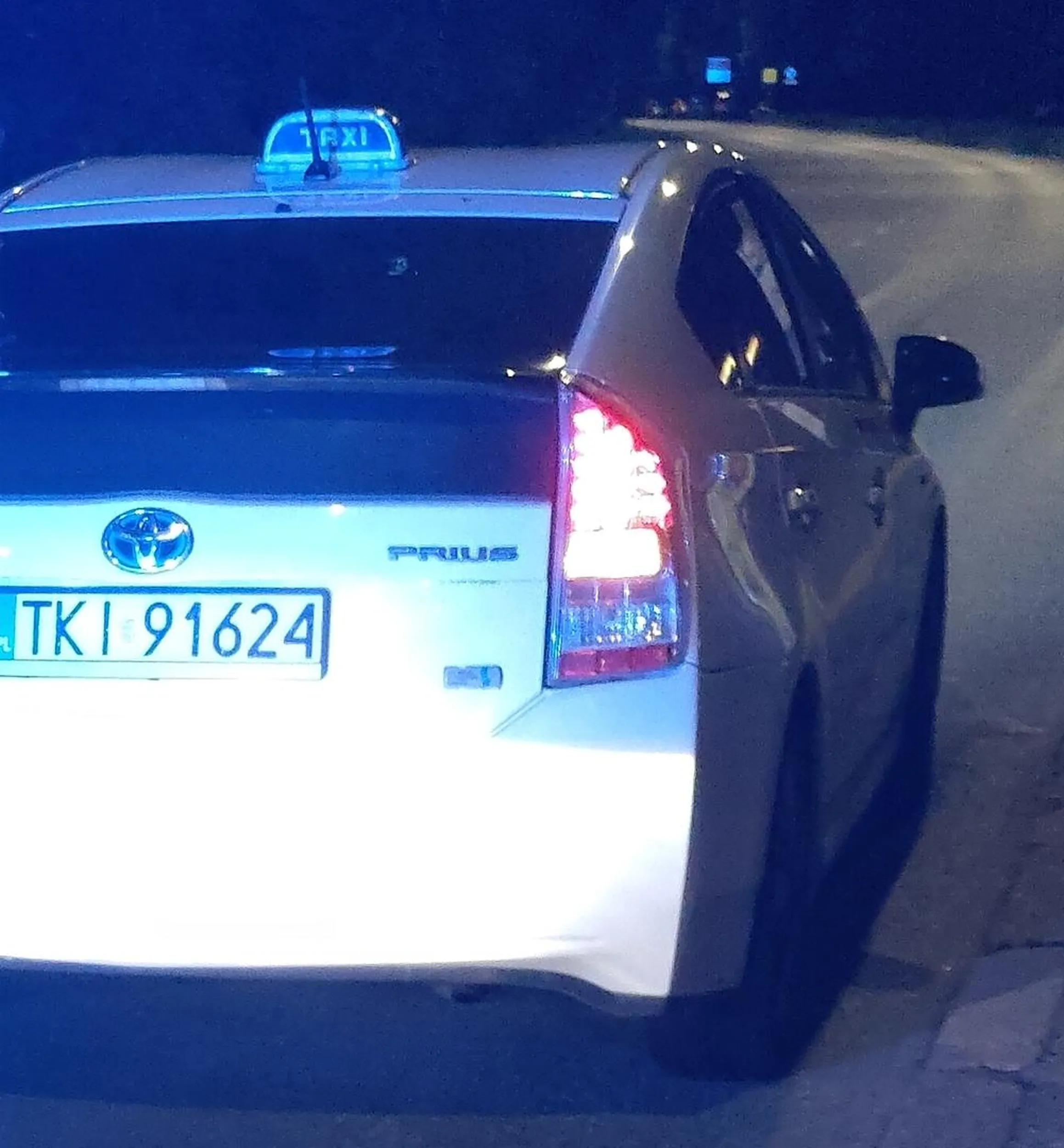 Dziś przed chwilą bezkarnie zaatakował mnie gazem pieprzowym ze swojej taksówki psiknal mi w otwarte okno mojego samochodu. Jechałem z dziewczyną i ona dostała gazem i ja - tylko na szczęście odwróciłem głowę i nie dostałem w oczy. Zadzwoniliśmy szybko na policję i jechałem za nim będąc na łączach z policją. Zablokowałem mu wyjazd bo uważałem że skoro zaatakował mnie to jest to przestępstwo dużej wagi bo gaz służy tylko do obrony a nie ataku. Policja przyjechała, pogadała i tak w dużym skrócie powiedzieli że mogę co najwyżej wytoczyć sprawę sądową na drodze cywilnej ponieważ doszło do naruszenia nietykalności cielesnej u mnie a nie do zagrożenia zdrowia lub życia - co uważam że nie jest prawdą biorąc pod uwagę że jechałem samochodem z moją dziewczyną i zostałem zaatakowany gazem. Oprócz tego ten taksówkarz bronił się że niby na tle rasistowskim mu ubliżyłem podczas gdy pokazałem mu środkowy palec jak mnie prowokował na drodze - nawet nie widzialem jak wygląda bo było ciemno i nie było 