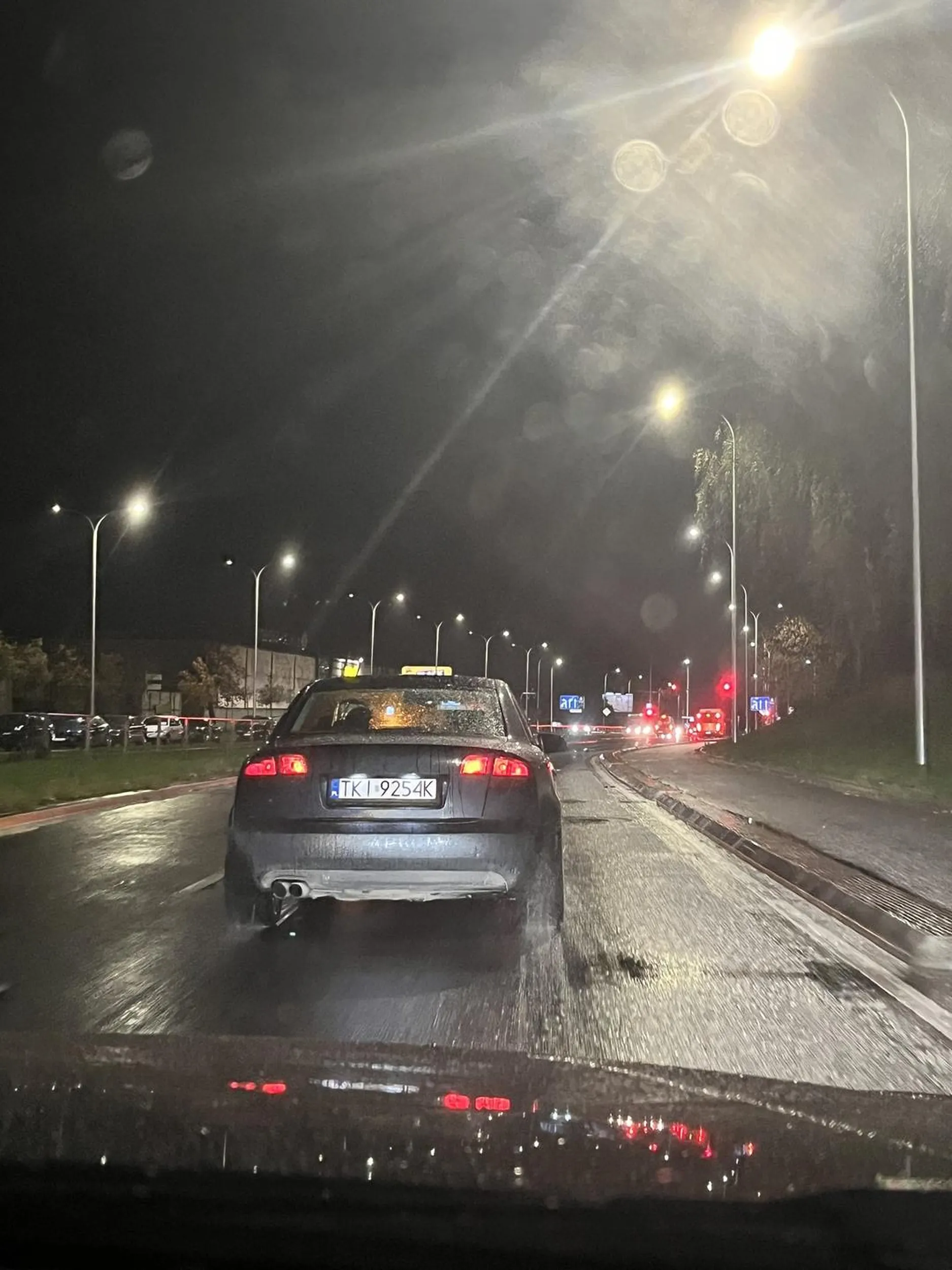 Kierowca zajeżdża drogę. Bardzo niebezpiecznie jeździ swoim sparciałym starym audi. Cale szczęście że mam dobry refleks i w porę odbiłam co byłby poważny wypadek. Załączam zdjęcie samochodu abyście mieli oczy dookoła głowy gdybyście się jakiego natknęli na drodze.
