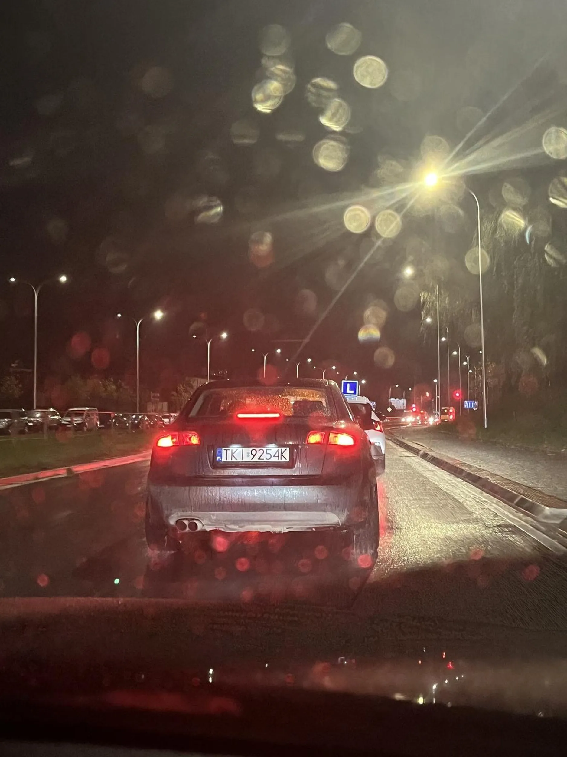 Kierowca zajeżdża drogę. Bardzo niebezpiecznie jeździ swoim sparciałym starym audi. Cale szczęście że mam dobry refleks i w porę odbiłam co byłby poważny wypadek. Załączam zdjęcie samochodu abyście mieli oczy dookoła głowy gdybyście się jakiego natknęli na drodze.