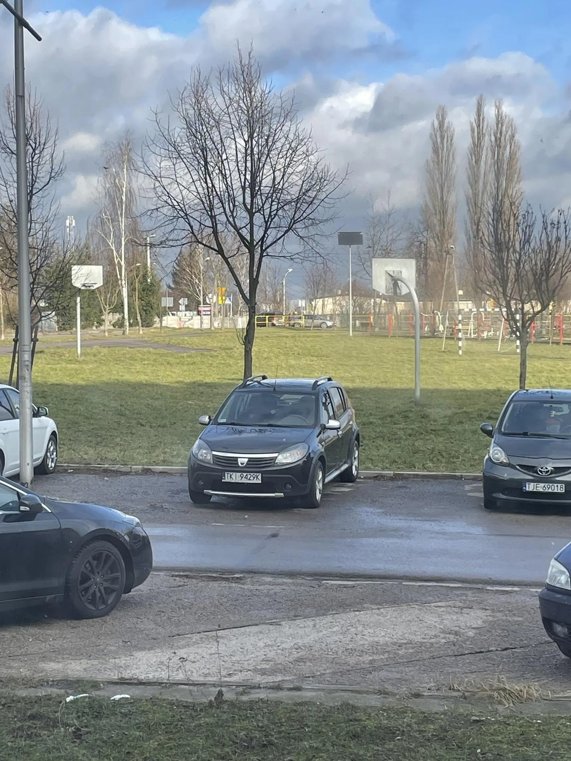 Naucz się deklu parkować na parkingach osiedlowych!