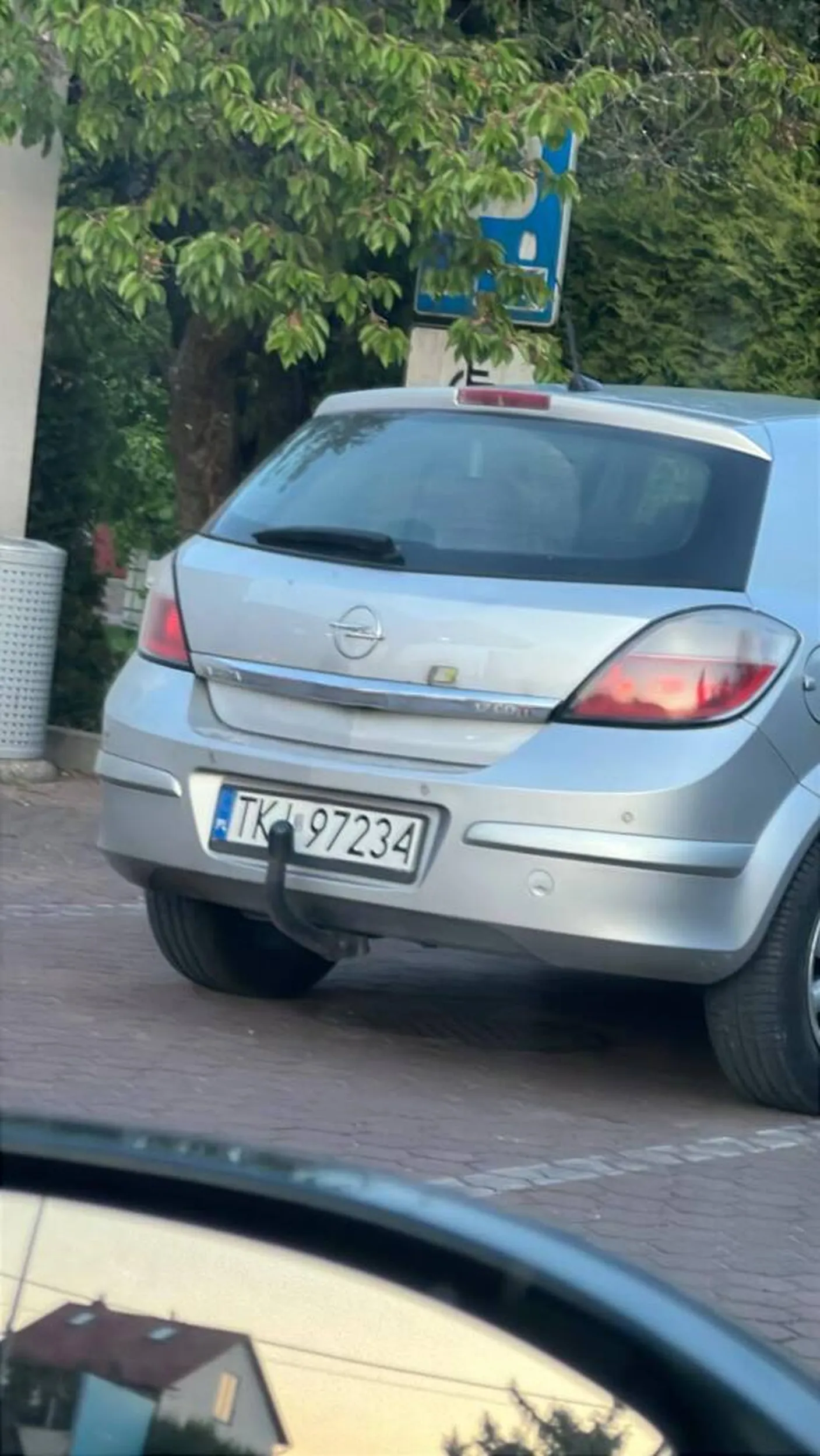 Kierował pijany, jechał po drodze od lewej do prawej. Zatrzymał się na stacji paliw tam zostały zabrane mu klucze (był w takim stanie że ledwo chodził i mówił). Stacja paliw Huzar na Dobrej przy Staszowie