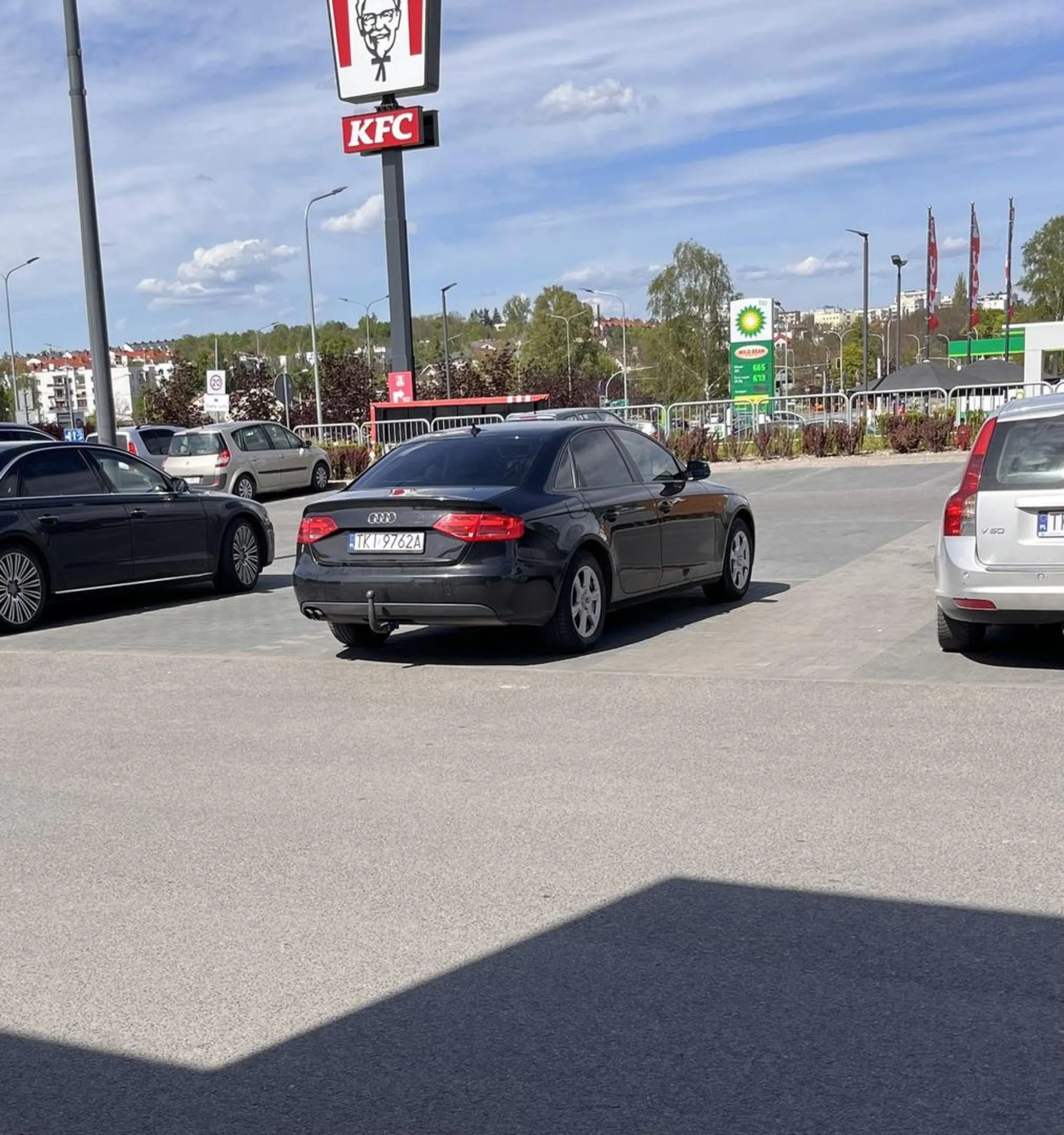 „Szanowny pan” wychodząc z wózkiem z Lidla ze sklepu tylko ze zgrzewka piwa zatrzymał się przy pojemniku z darami dla powodzian bądź Ukraińców i dobrał sobie pół koszyka potrzebnych mu zakupów. Brak słów dla takiego buractwa i oczywiście partnerka z uśmiechem na twarzy dopingowała.