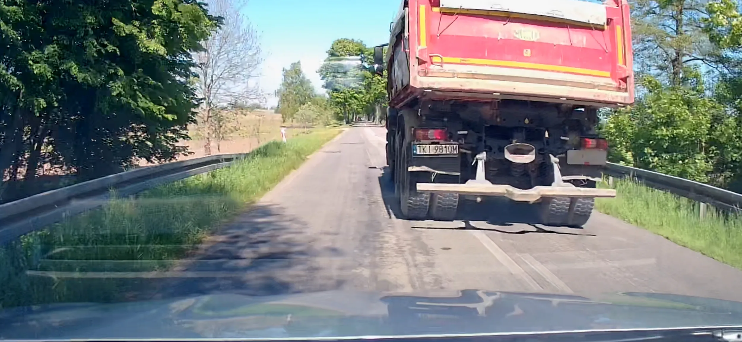 Spycha z drogi podczas wyprzedzania „kierowca” zawodowy, plastik do zabrania