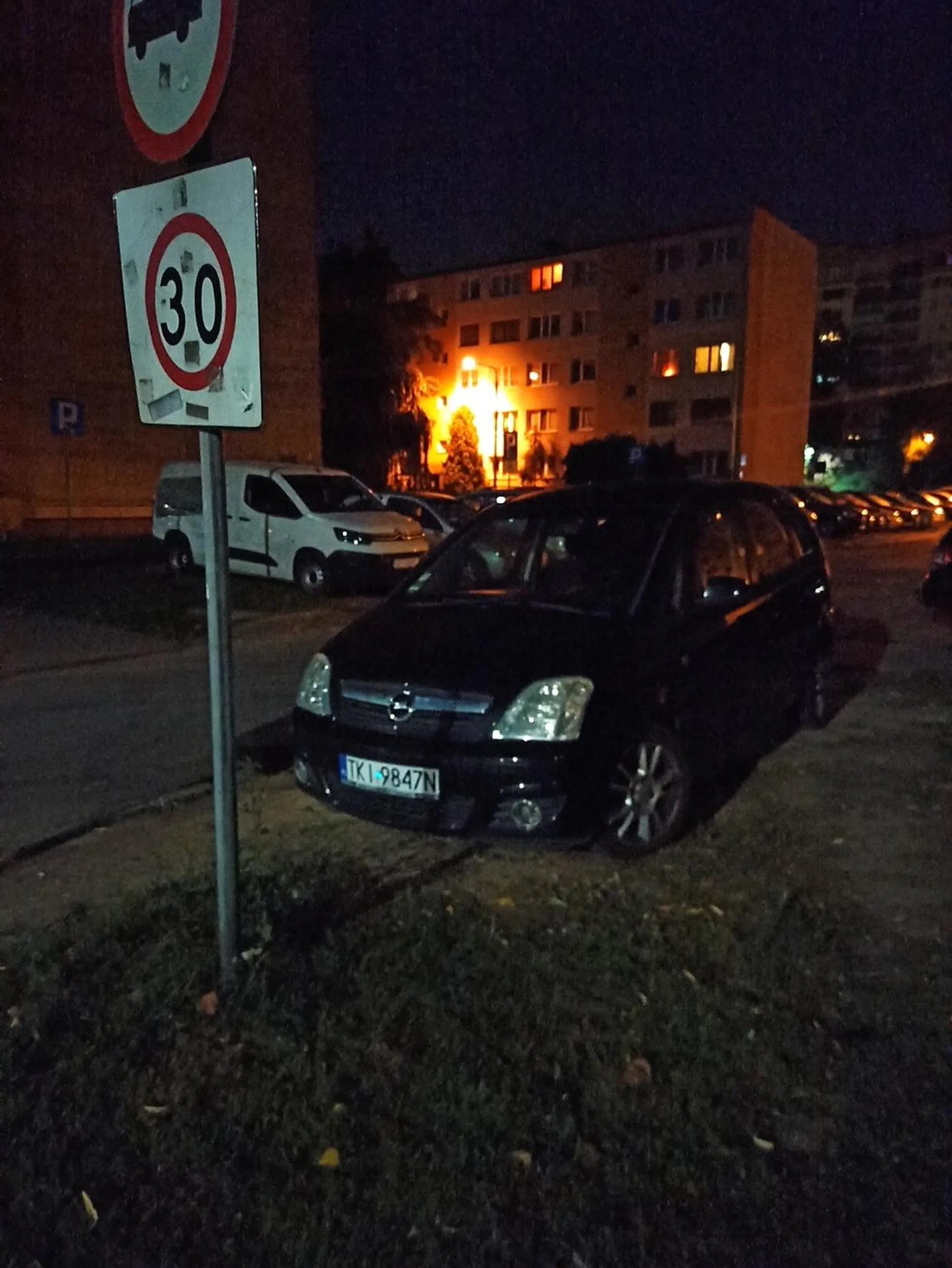 Dewastacja trawnika oraz chodnika. UL. Barbórki, Piotrków Trybunalski