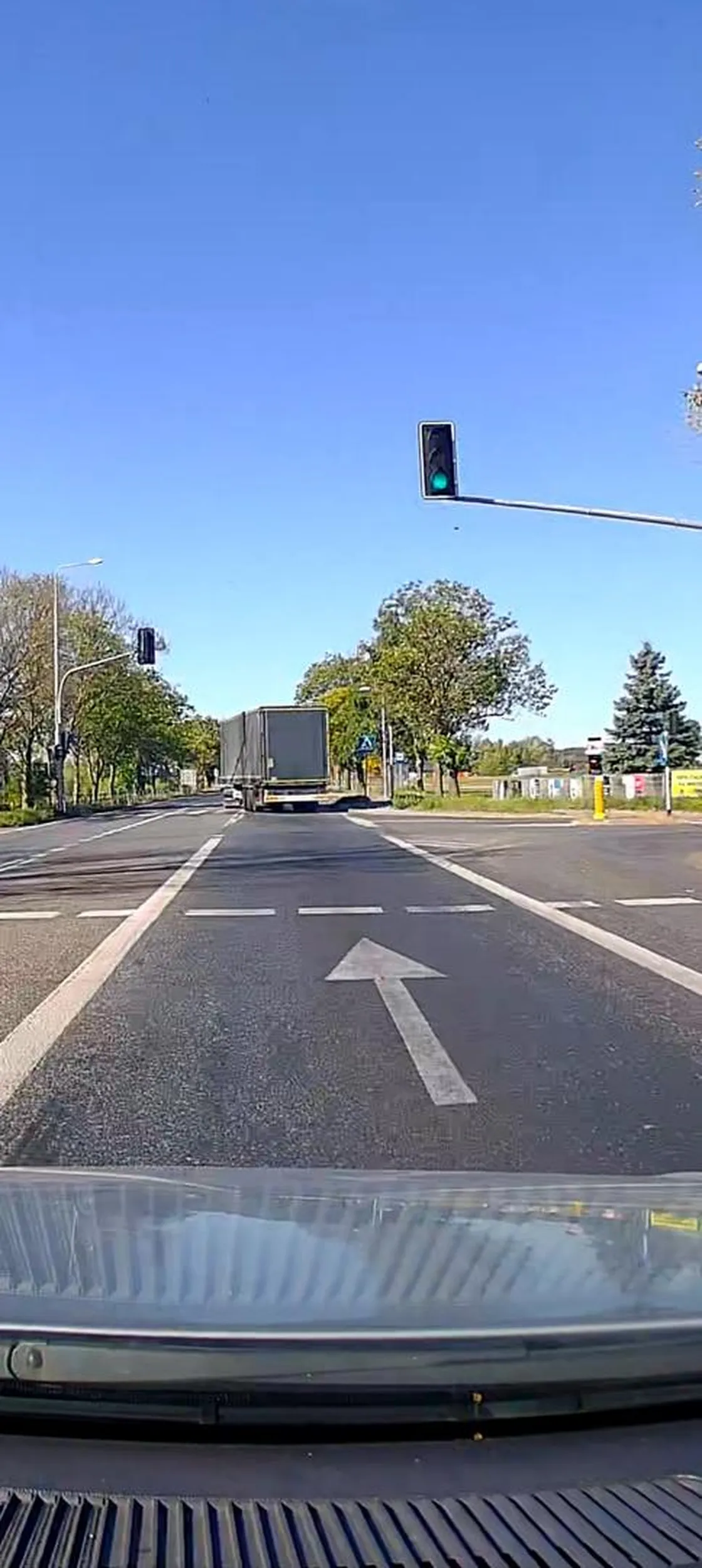 Wyjeżdża na strzałce i wymusza hamowanie na całej kolejce samochodów, myśli że jak jeździ dużym to może dużo, a jedynie co ma to małego w spodniach.