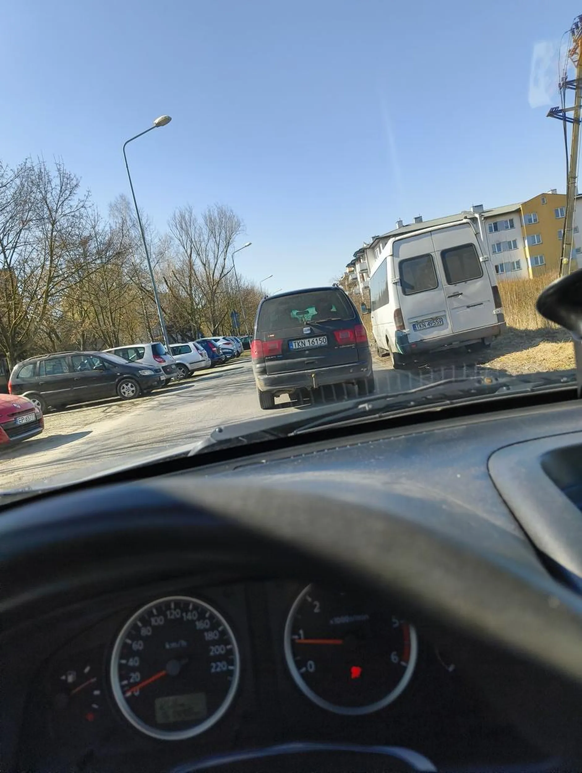 Zostawia samochód zaparkowany na środku ulicy jednokierunkowej, bo po kogoś wyszedł. Po trąbieniu łaskawie wrócił i zaczął cofać, machając rękami żeby inni zrobili mu miejsce. Najwidoczniej nasz fan minivanów stwierdził, że wszyscy na głównej ulicy mogą wycofać, bo przejechanie 150m na około bloku zgodnie z przepisami będzie stanowiło dla niego zbyt duże wyzwanie. Gdy niestety chwilę później znowu trafiłem na tego cymbała wyjeżdżając z osiedla, jechał 5kmh. Nie wiem czy na złość, czy szybciej nie umie, ale do spacerów sugeruje park, a nie ulicę.