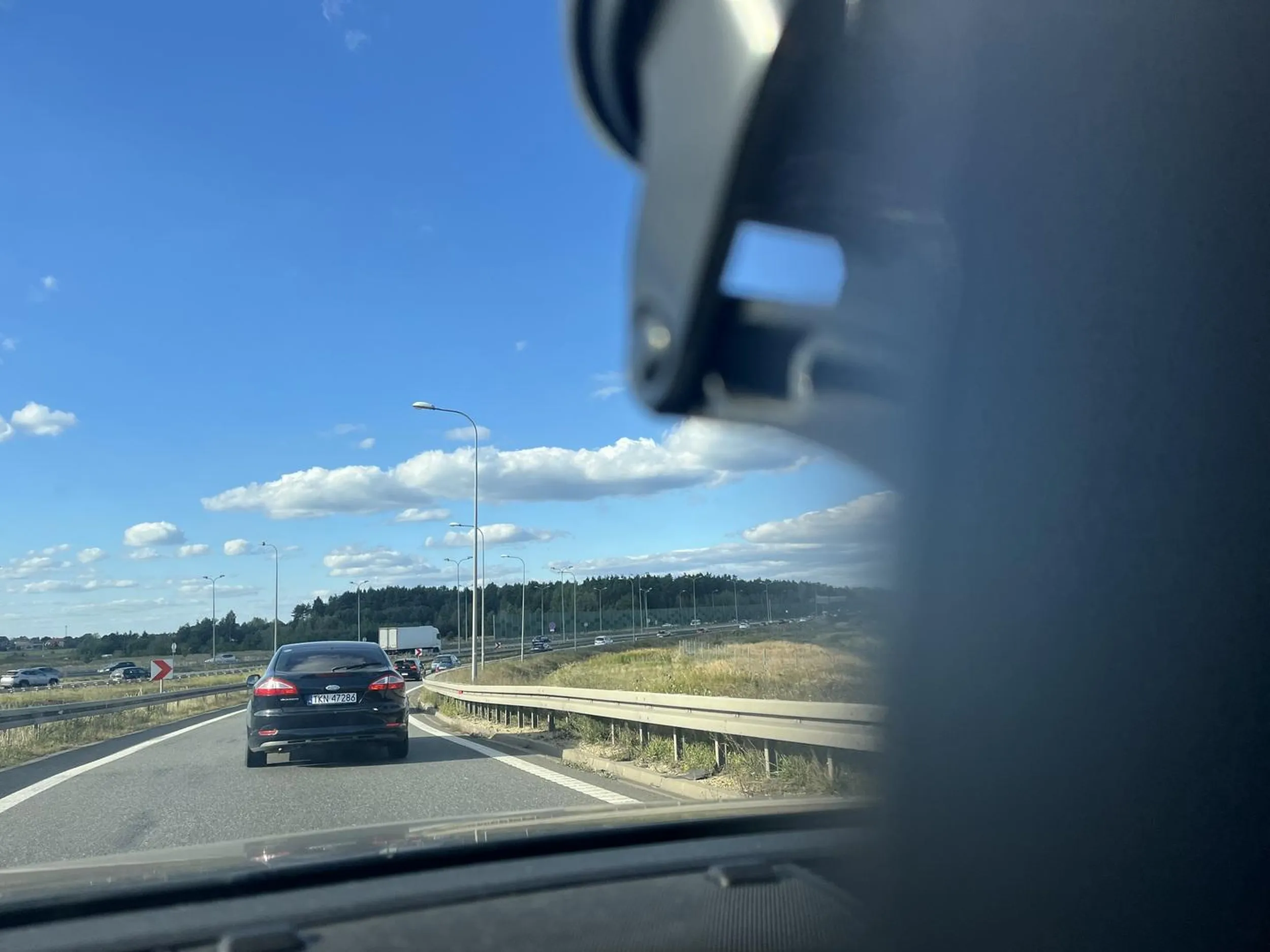 Człowiek bez pojęcia o jeździe samochodem,wjeżdża przed maskę  nie patrząc na nic. Gratuluję bycia upośledzonym,oby tylko to nie doprowadziło do kalectwa lub śmierci kogoś kto nie będzie miał tyle szczęścia i nie zdąży wyhamować.