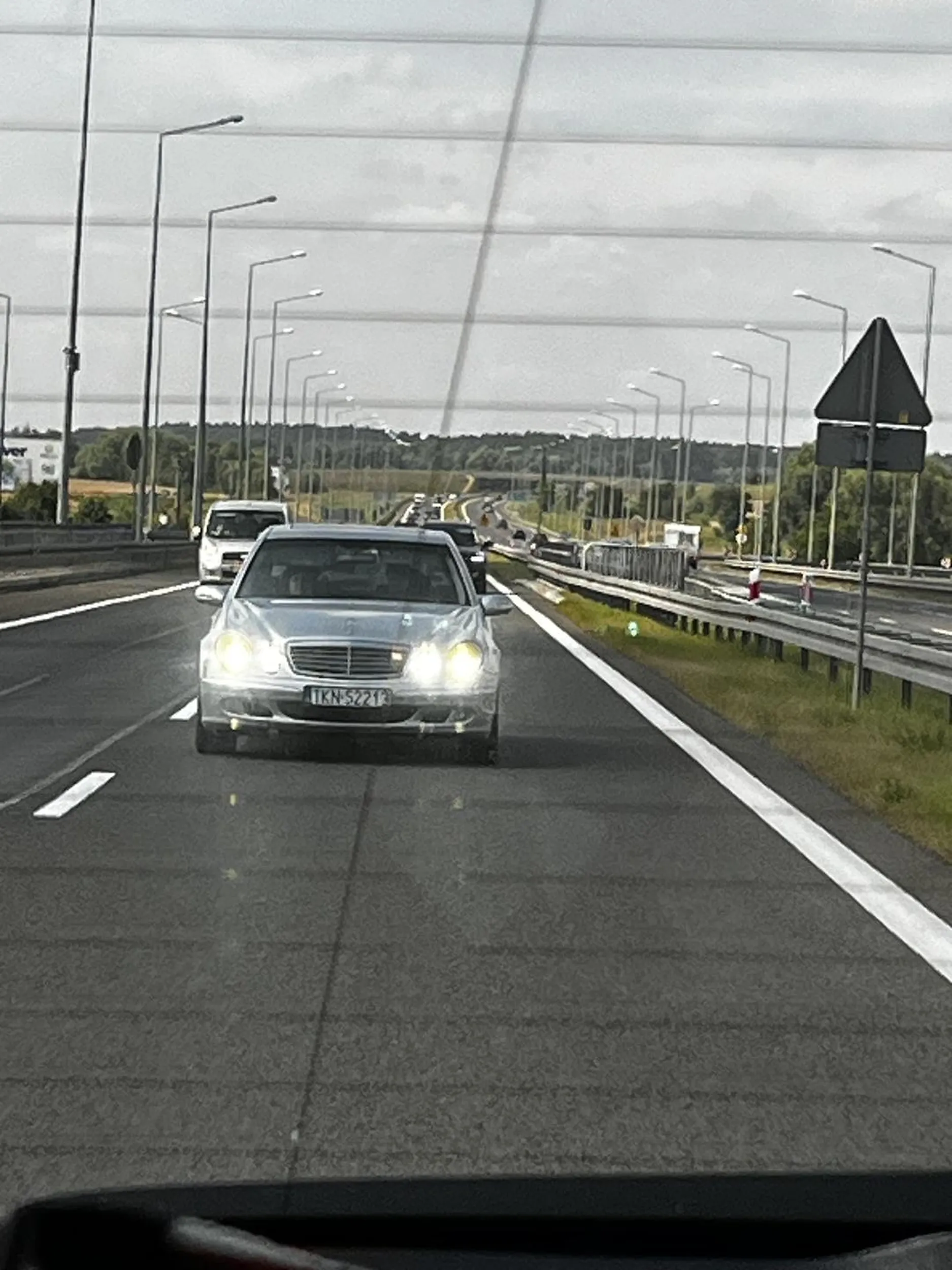 jeździ na długich, zajeżdża cały czas drogę, skręca z lewej na prawą na autostradzie i podjeżdża pod tylni zderzak na odległość 10-15 metrów
