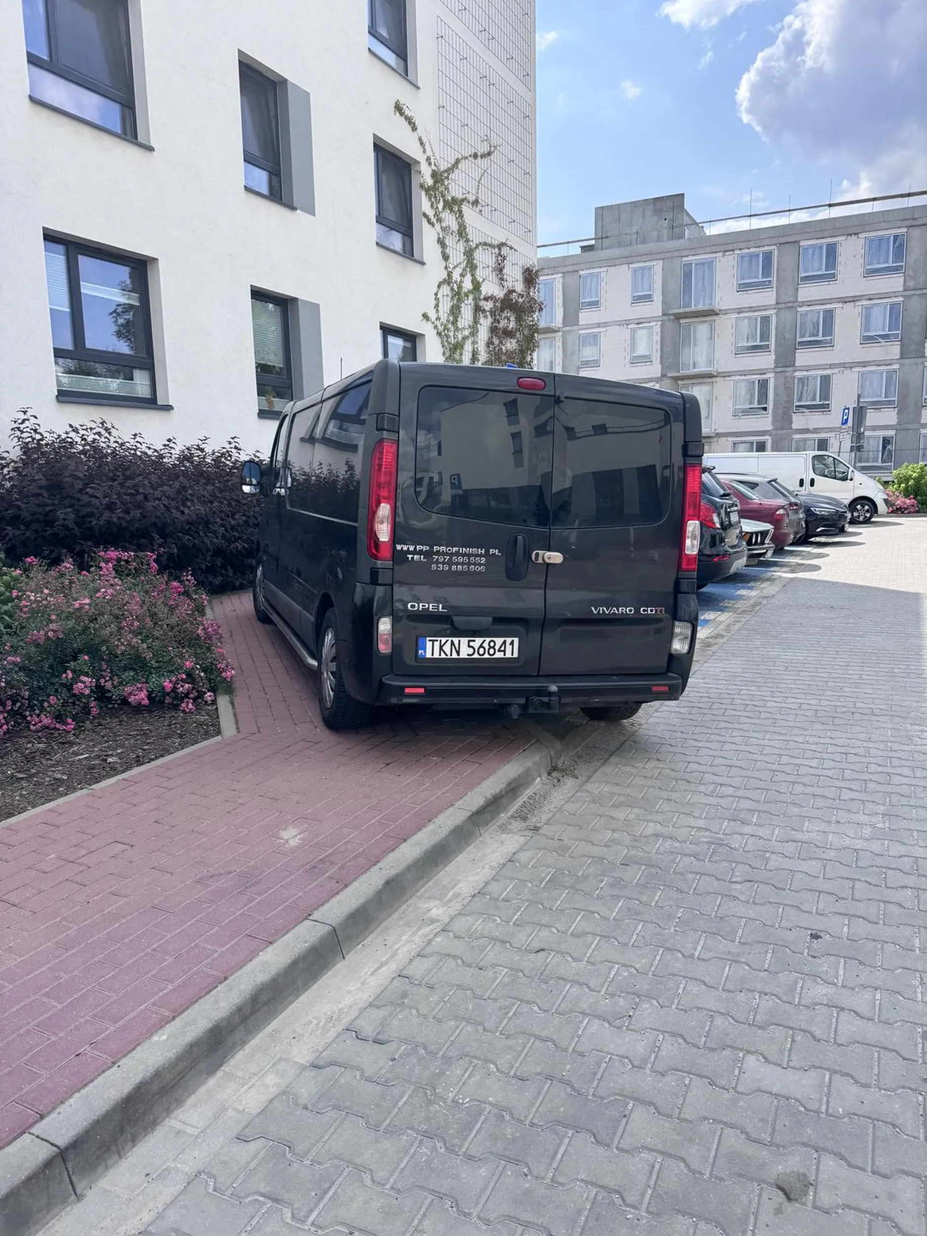 Nie no po co zostawiać miejsce dla pieszych.