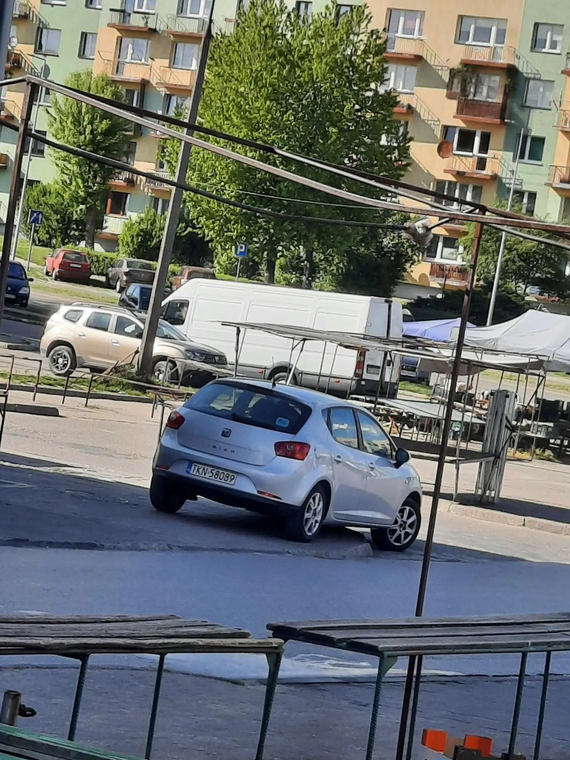 pani która zaparkowała ten samochód myśli że jest nie wiadomo kim chodzi z torebką guess i się nią chwali