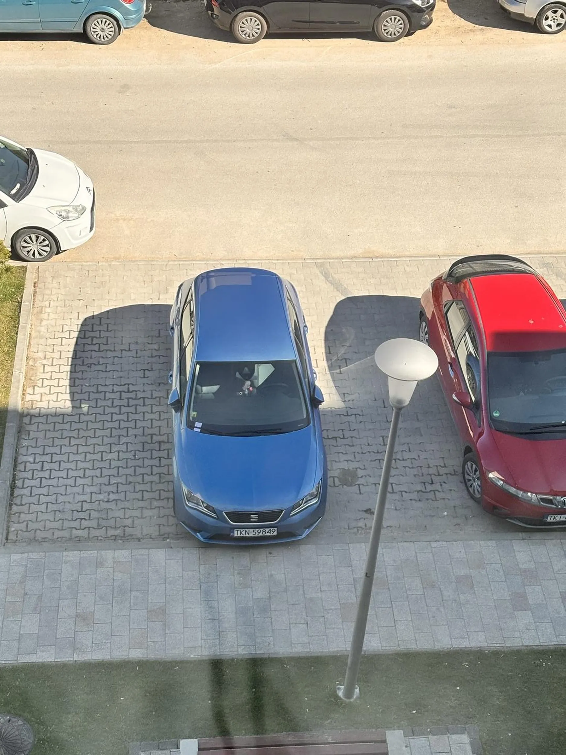 Kierowca zajmuje 2 miejsca parkingowe.