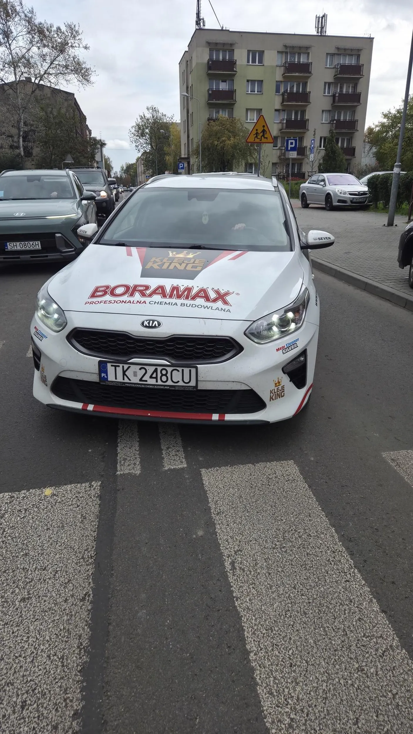 Ten człowiek powinien mieć odebrane prawo jazdy, nie chciało my się stać w korku .Więc postanowił ominąć korek jadąc pod prąd prosto na pasy ,gdzie stałam. Nie dość ,że podwójna  ciągła to jeszcze pod prąd i wiele nie brakowało, żebym ja i mój pies byliśmy potrąceni