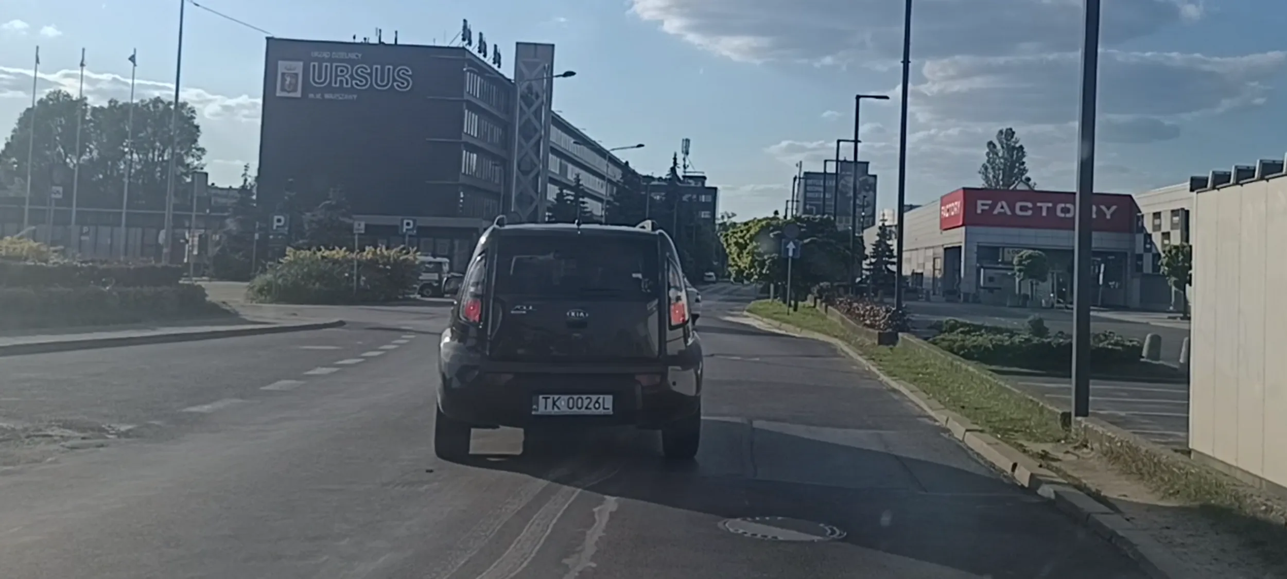 Pijany jedzie środkiem ulicy