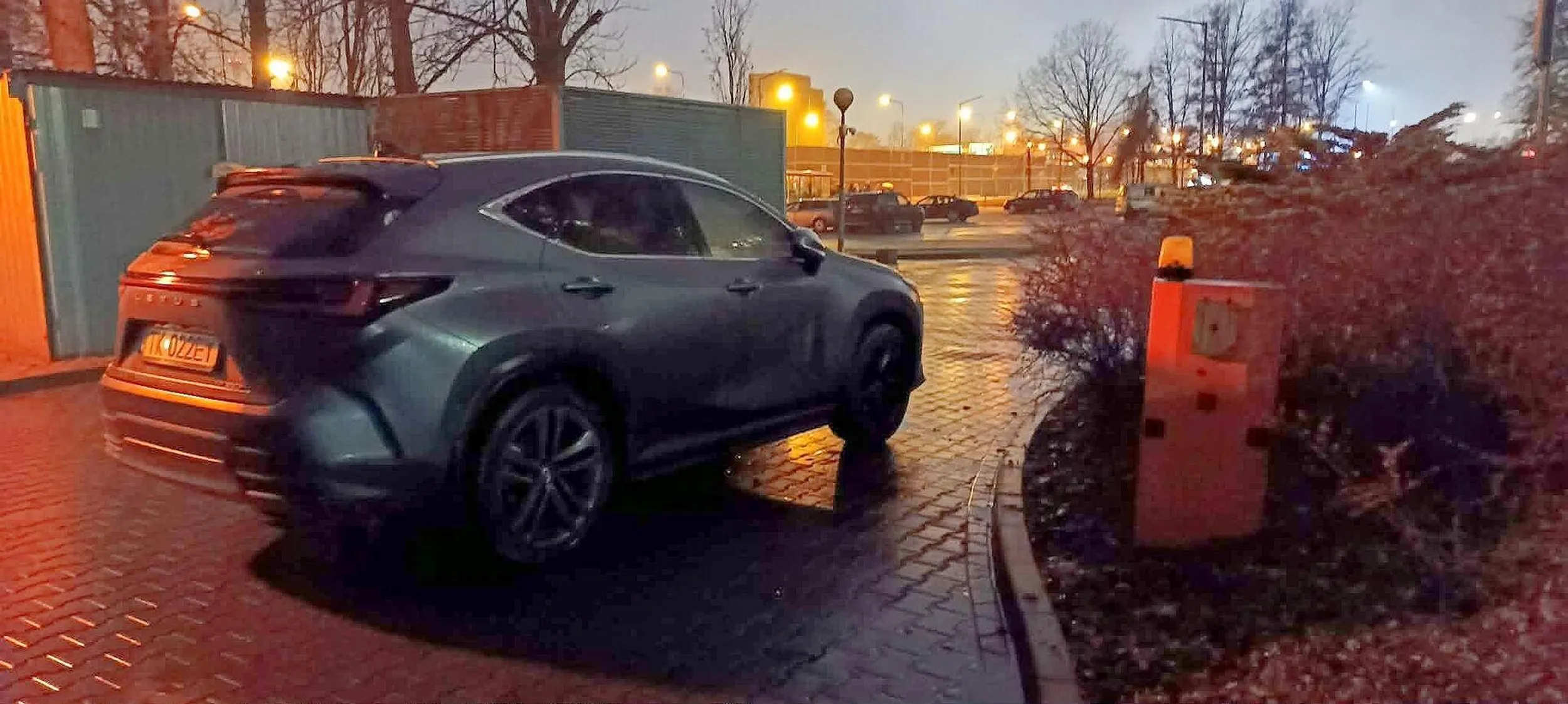 Jak bardzo nasrane w głowie trzeba mieć żeby tak zaparkować? Golfem ledwo udało mi się to bydle ominąć więc jak miałaby przejechać straż albo karetka? Typowy kierowca SUVa, mam wielkie drogie auto więc mogę parkować gdzie chcę