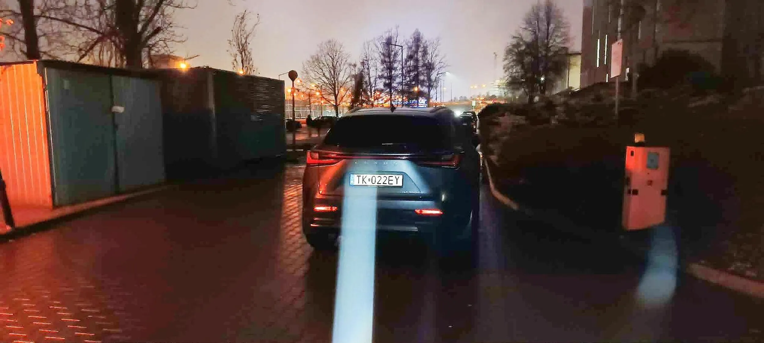 Jak bardzo nasrane w głowie trzeba mieć żeby tak zaparkować? Golfem ledwo udało mi się to bydle ominąć więc jak miałaby przejechać straż albo karetka? Typowy kierowca SUVa, mam wielkie drogie auto więc mogę parkować gdzie chcę