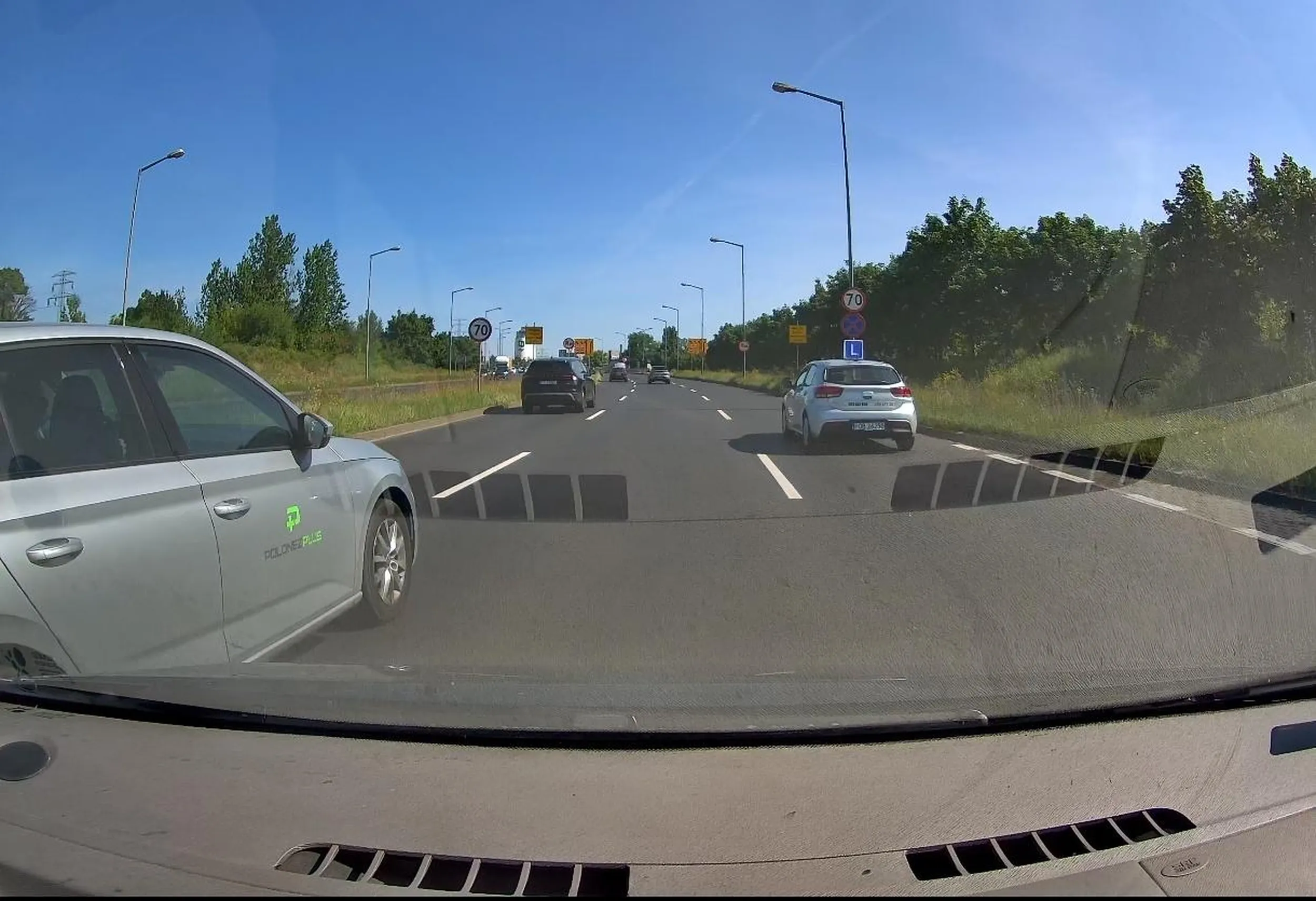 Kierowca niestety nie zna zasad ruchu drogowego, nie wie kto ma pierwszeństwo przy zmianie pasa