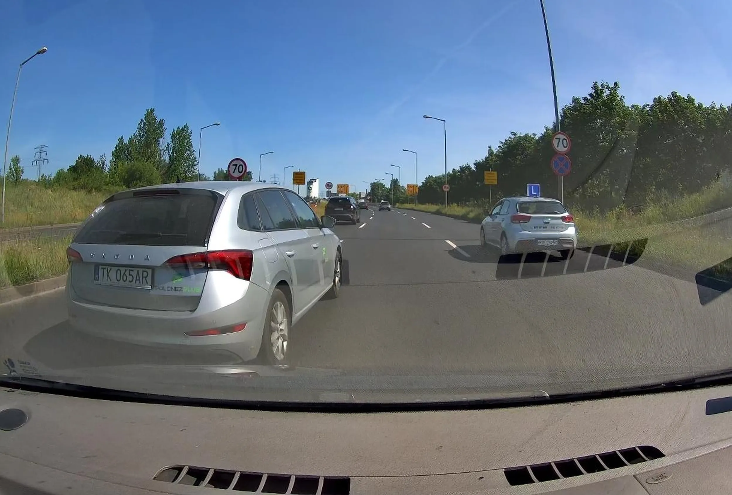 Kierowca niestety nie zna zasad ruchu drogowego, nie wie kto ma pierwszeństwo przy zmianie pasa