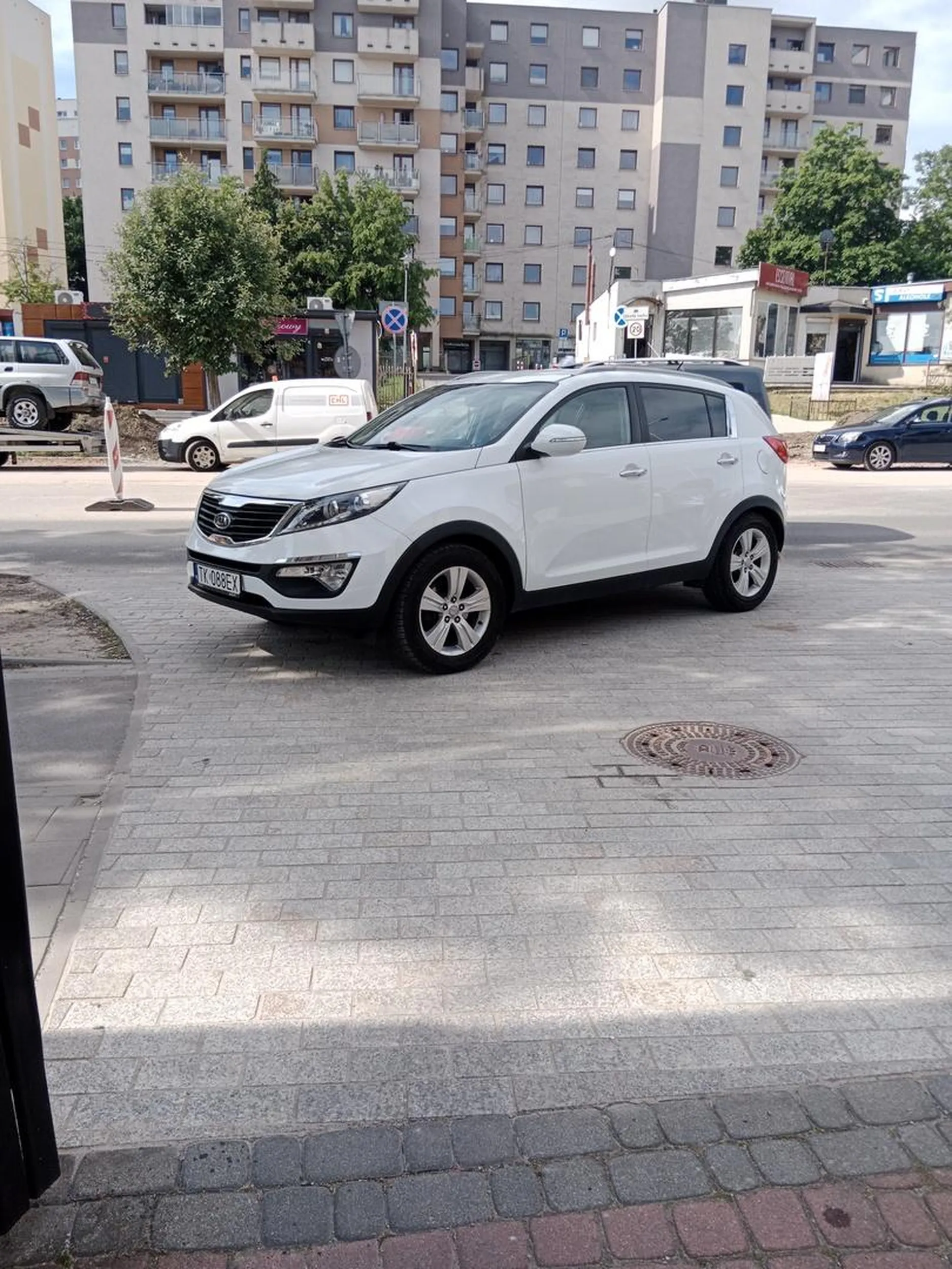 Parkuje jak święta krowa na samym wjeździe, obok wielki parking, ale przecież lepiej zastawić wjazd na posesję inni zaczekają...