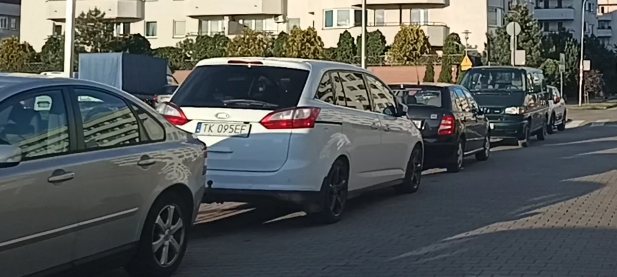 Nielegalne parkowanie na chodniku na ulicy z zakazem zatrzymywania się i postoju