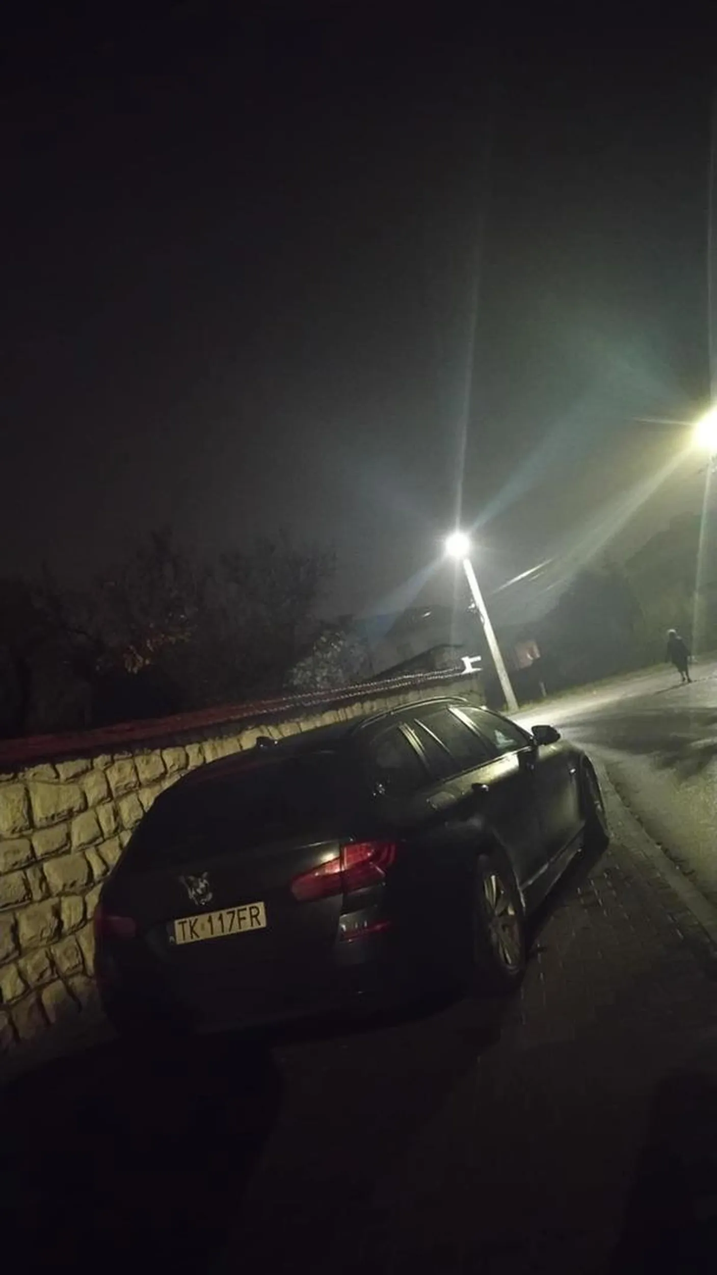 przejść sie chodnikiem nie da a wchodząc na ulice stwarza sie zagrozenie,zero myslenia ?‍♀️