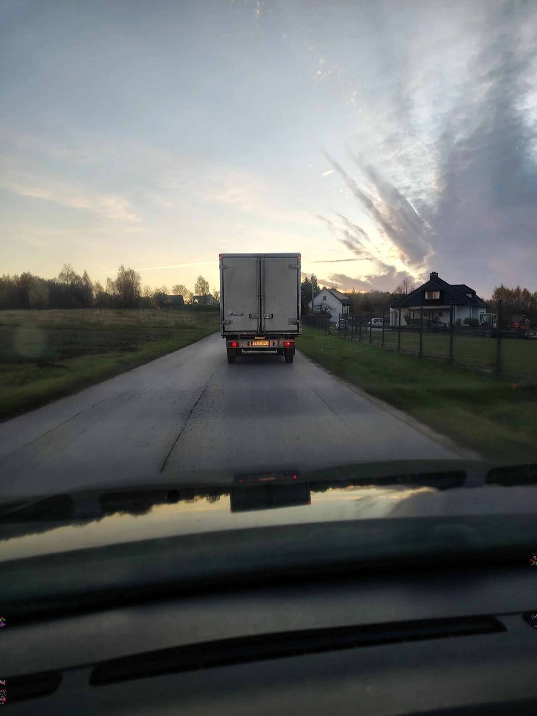 Wyrzuca śmieci przez okno