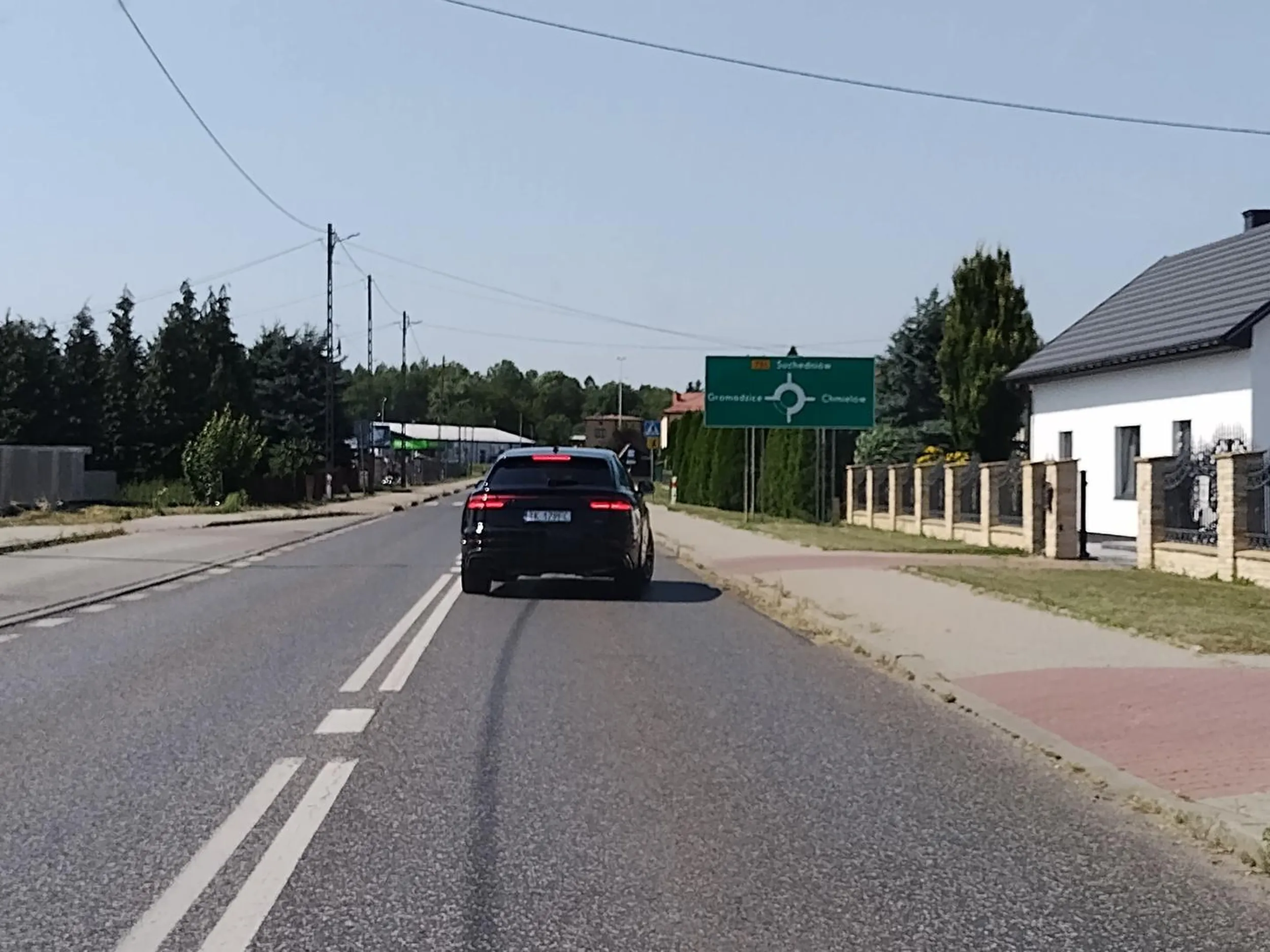 Kierowca uważa że pierwszeństwo ma on wjeżdżając na rondo bo ma większy samochód? a swoją drogą  jeździj przepisowo bo ograniczenia prędkości w Ostrowcu masz za nic!!!