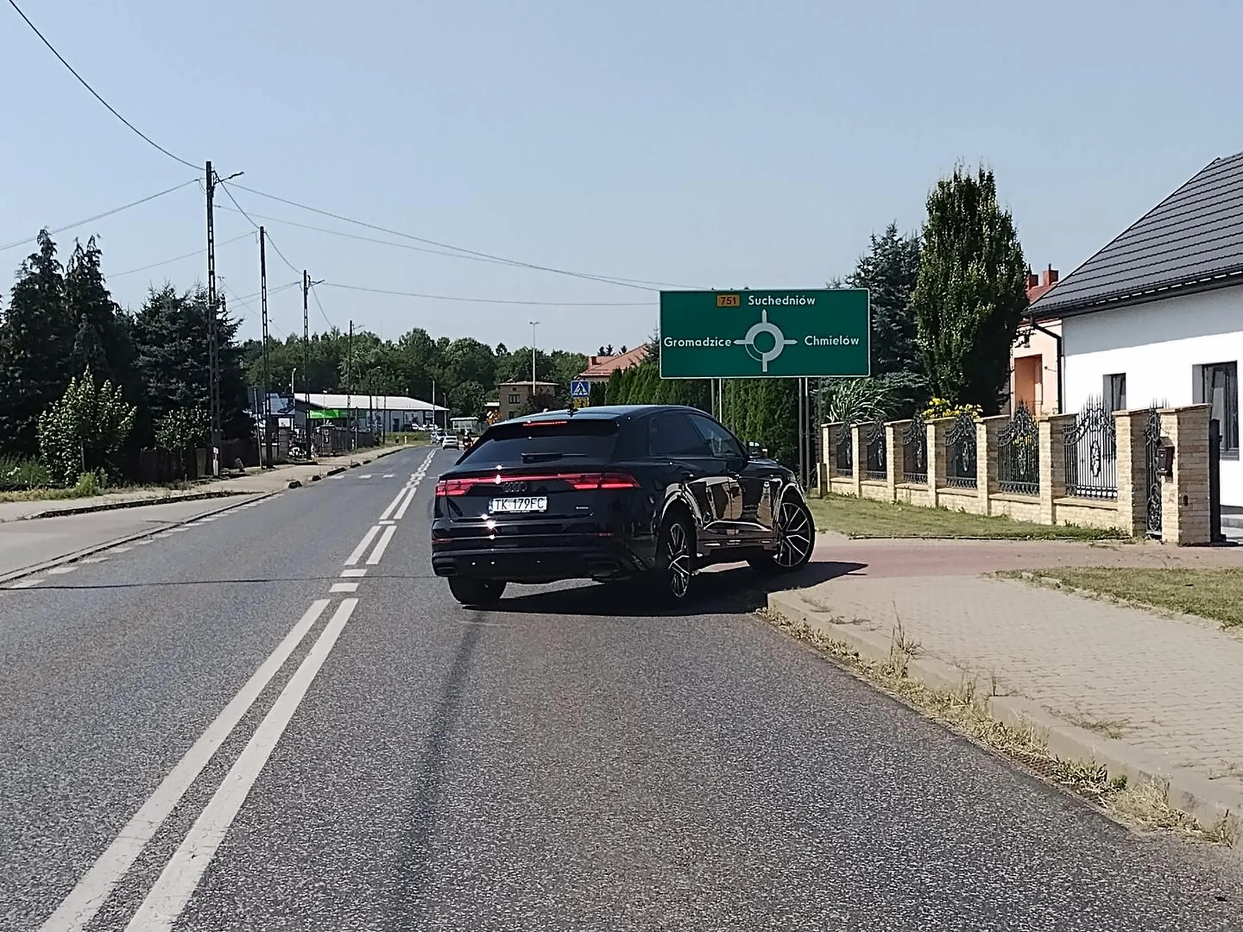 Kierowca uważa że pierwszeństwo ma on wjeżdżając na rondo bo ma większy samochód? a swoją drogą  jeździj przepisowo bo ograniczenia prędkości w Ostrowcu masz za nic!!!