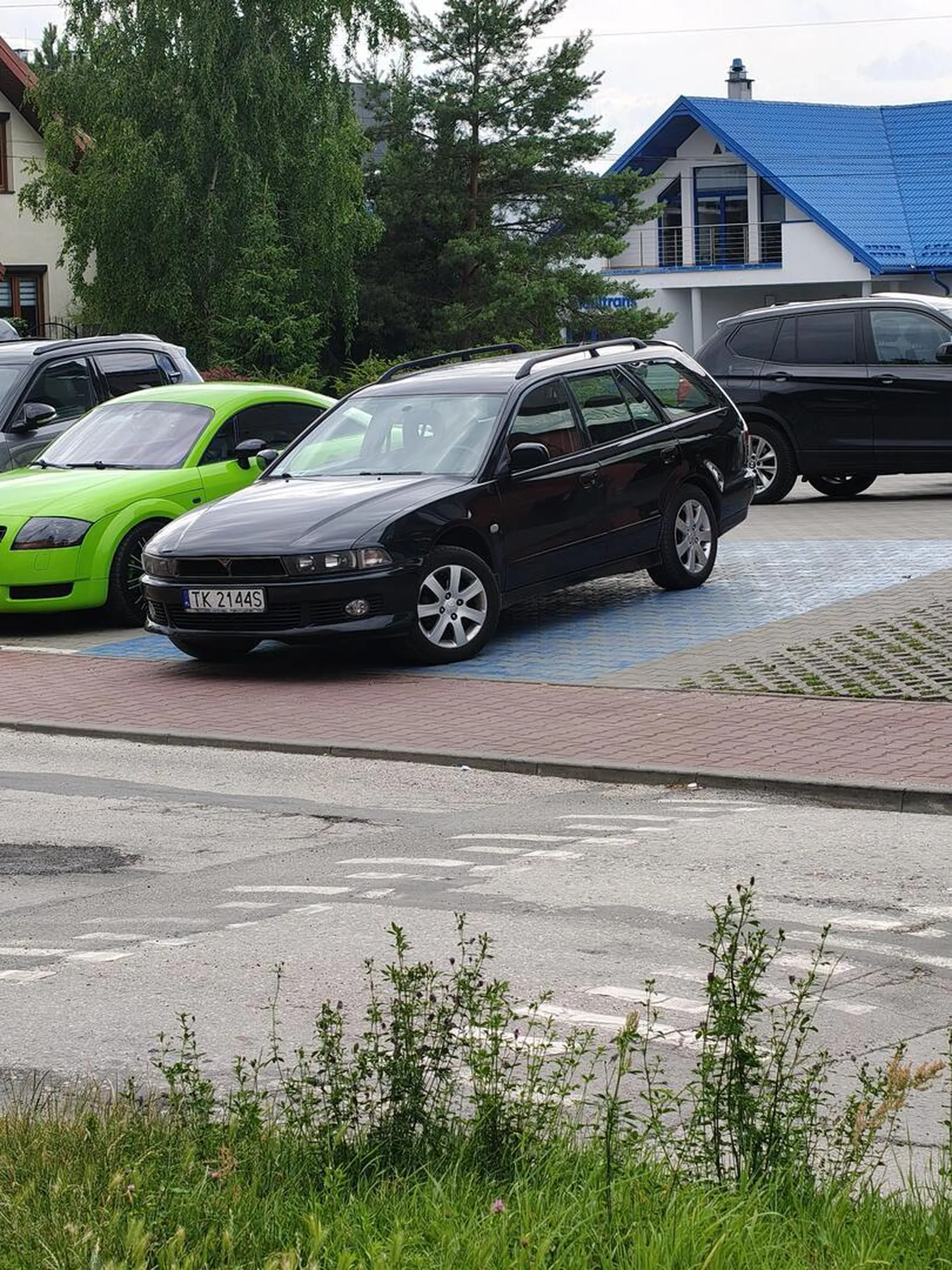 Mało tego że jeździ Pani kiepsko to nie zwraca Pani uwagi na ludzi którzy stoją tylko wpycha się Pani na siłę parkując na miejscu nie przeznaczonym dla Pani osoby