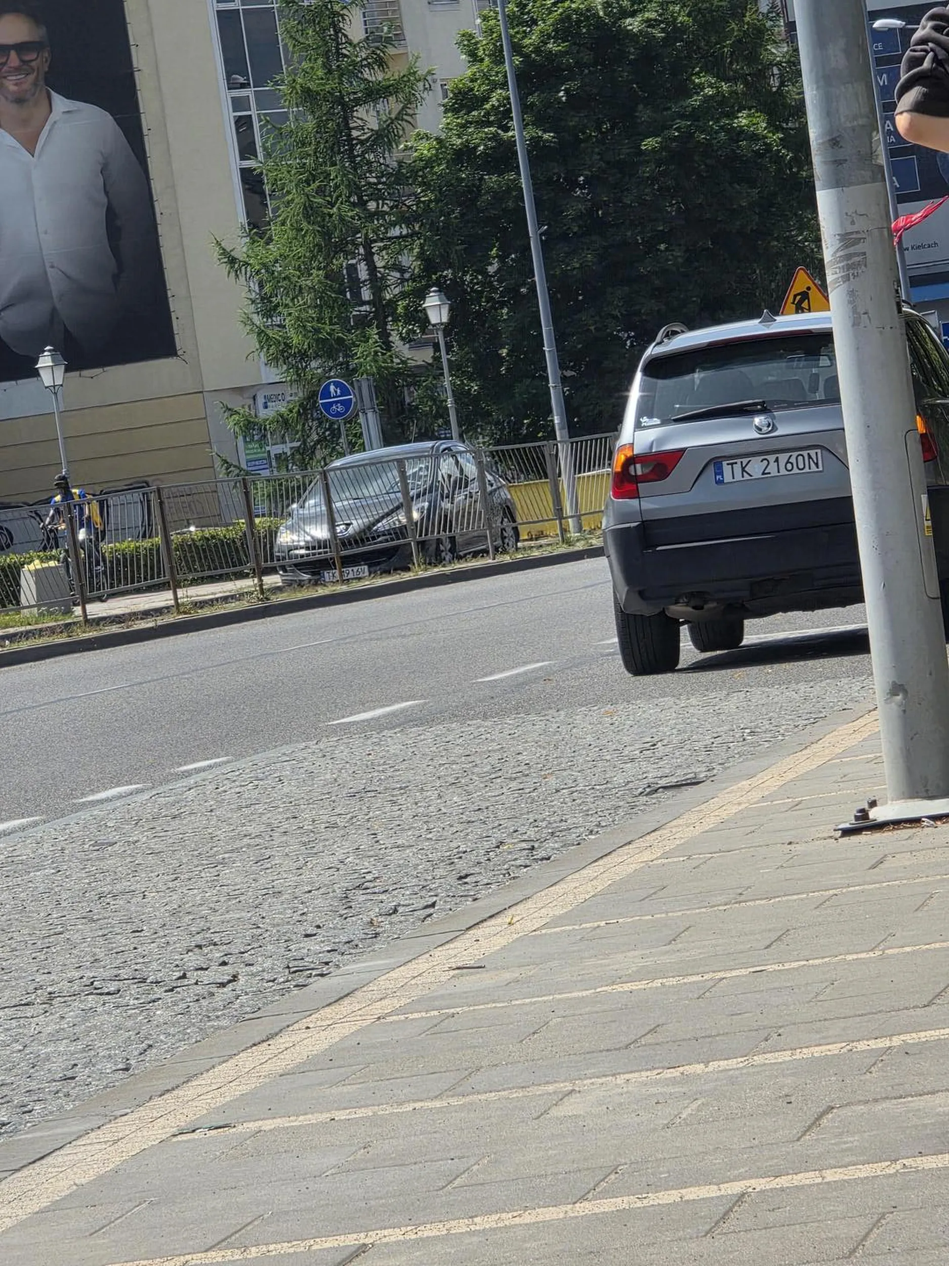 Pani ewidentnie szuka h*ja do dupy dla swojej paskudnej córy której nikt przepchać nie chce ? staje na przystanku i szuka partnera, nawet menele uciekli.