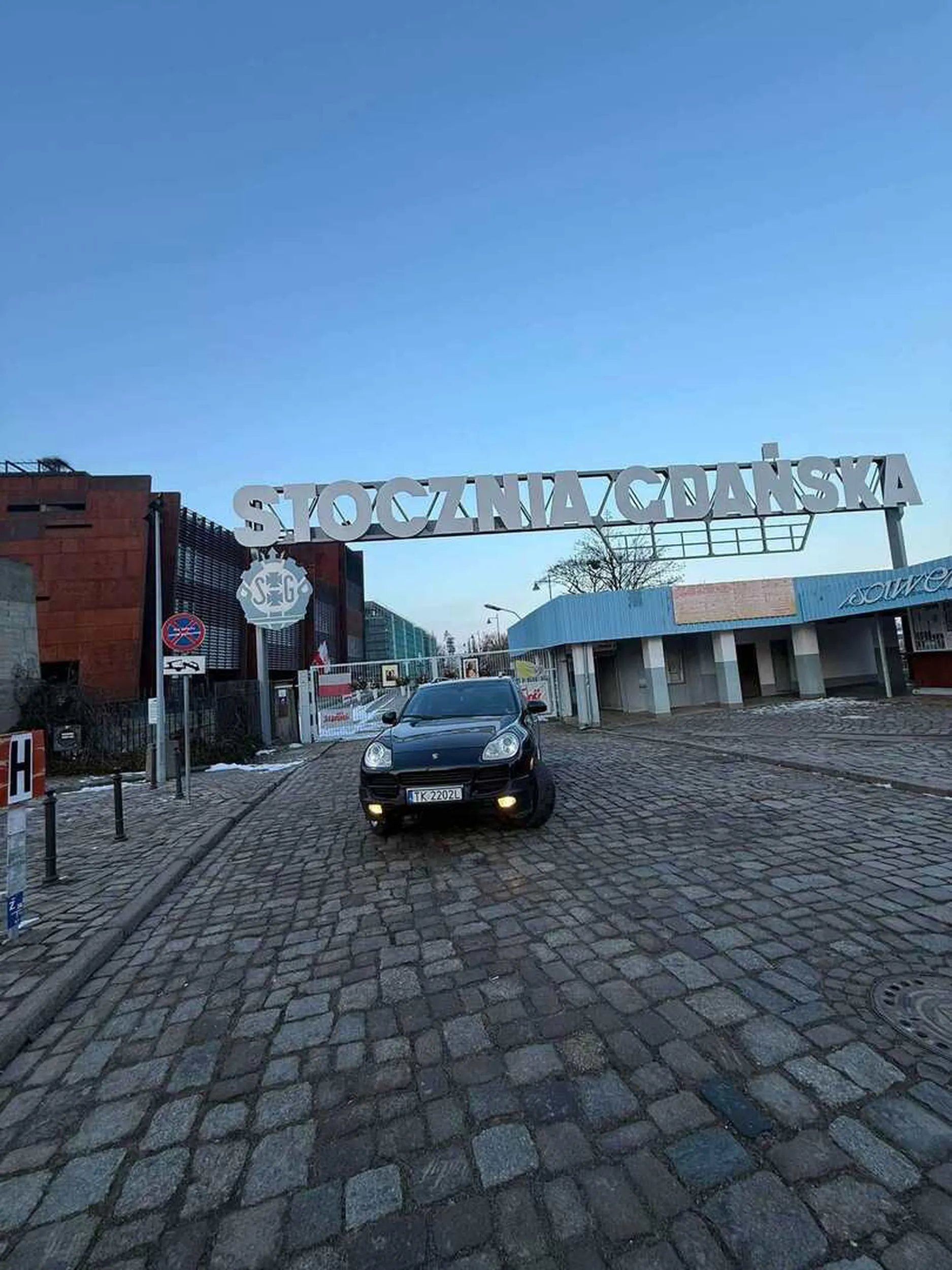 Nieodpowiedzialny turysta zostawia auto pod Stocznią.